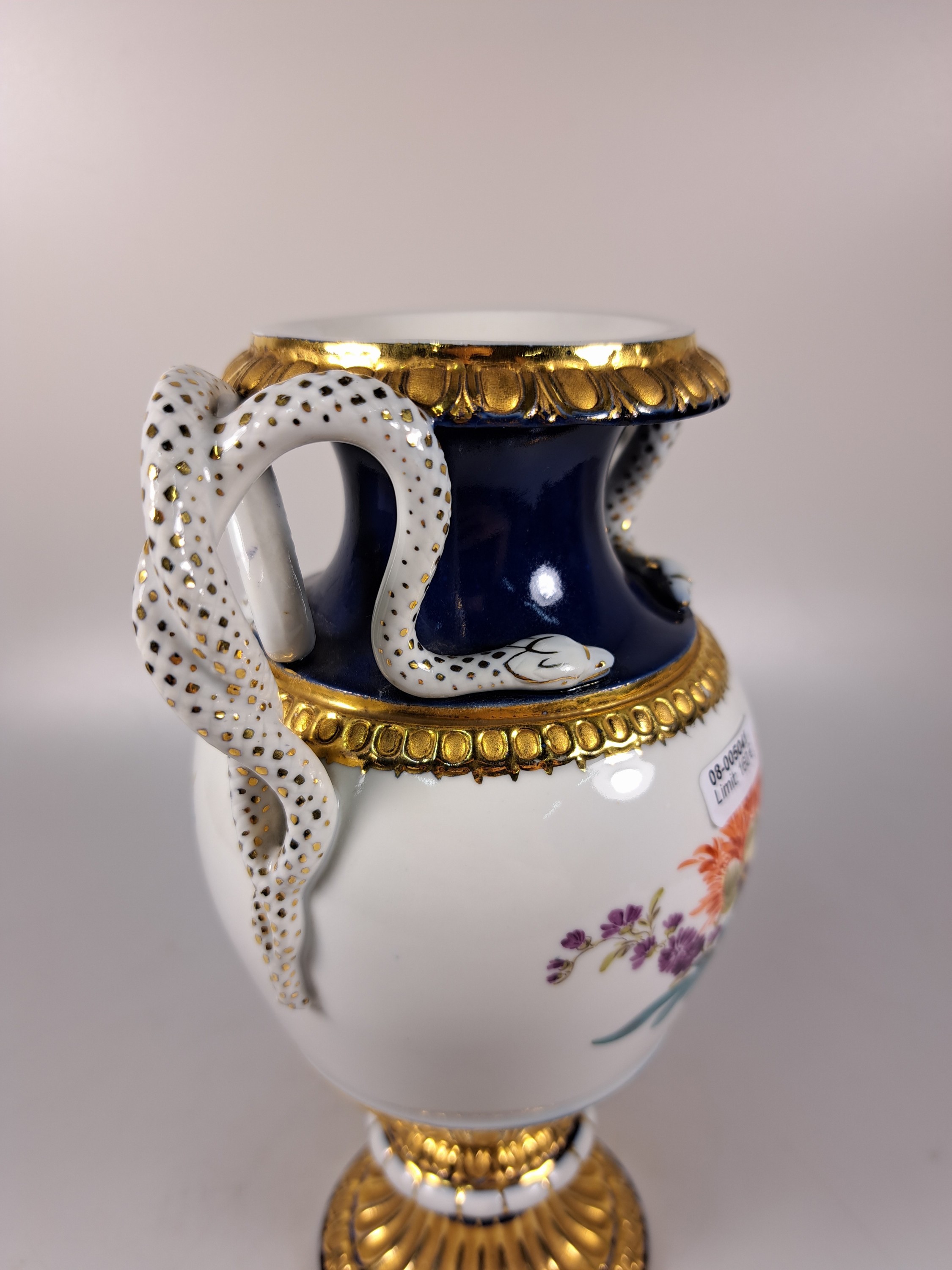 Detail c: Doppelhenkelvase, Meissen, um 1924-33, 2. Wahl, Porzellan, Entwurf Leuteritz, Henkel in Schlangenform, partiell kobaltblau glasiert, Goldstaffage, ...