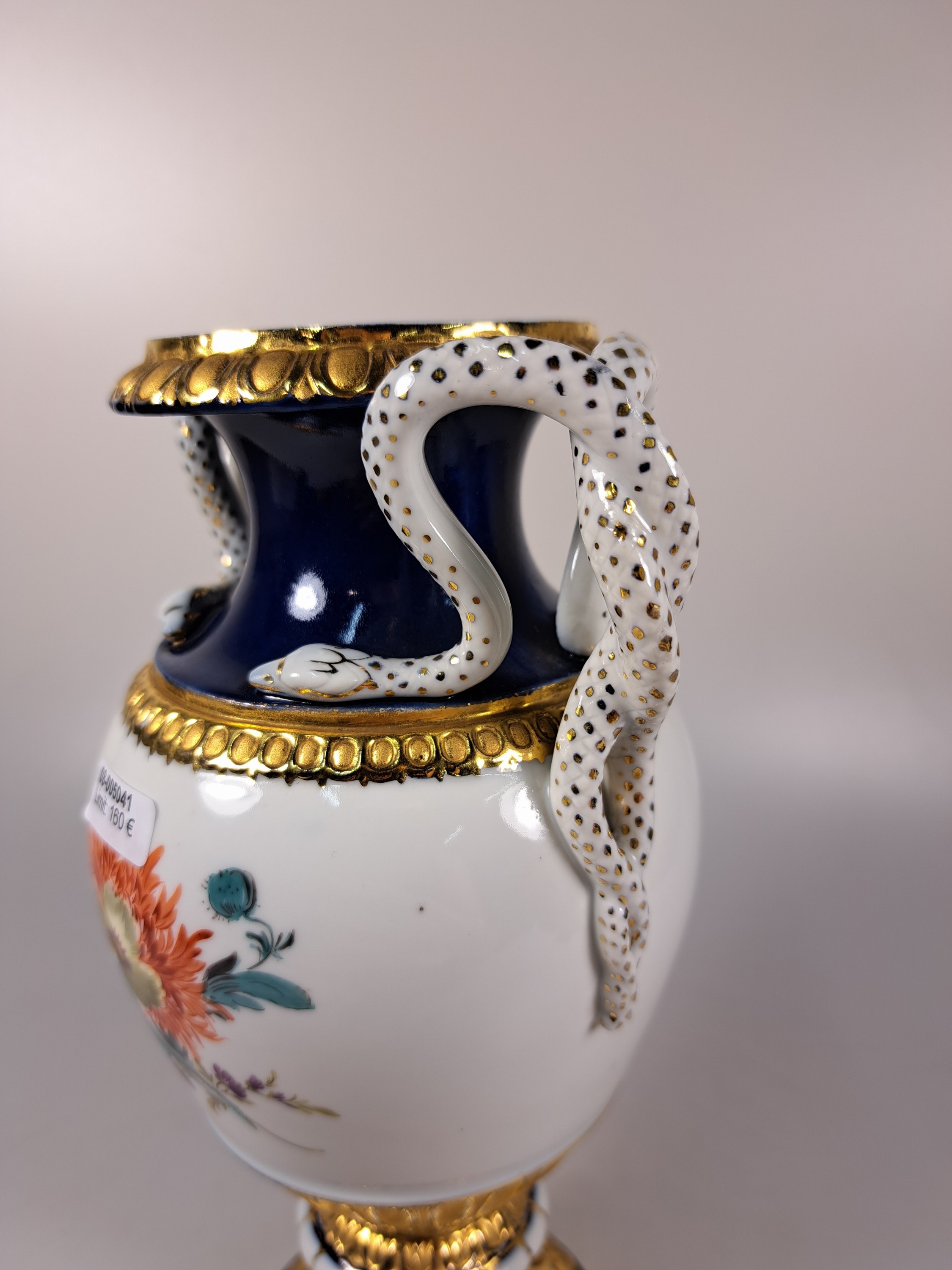 Detail d: Doppelhenkelvase, Meissen, um 1924-33, 2. Wahl, Porzellan, Entwurf Leuteritz, Henkel in Schlangenform, partiell kobaltblau glasiert, Goldstaffage, ...