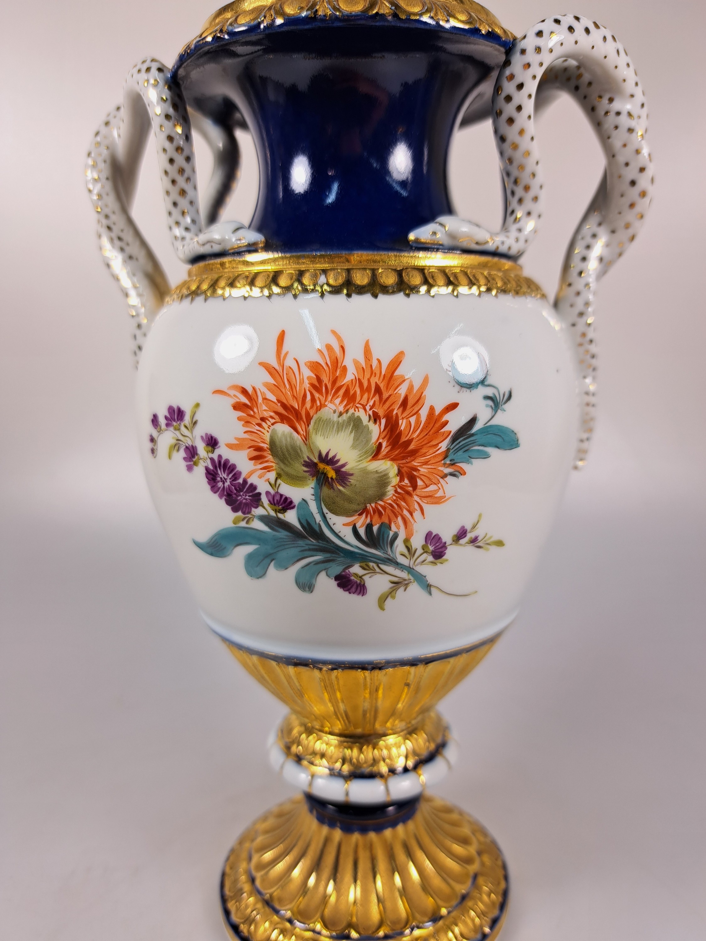 Detail e: Doppelhenkelvase, Meissen, um 1924-33, 2. Wahl, Porzellan, Entwurf Leuteritz, Henkel in Schlangenform, partiell kobaltblau glasiert, Goldstaffage, ...