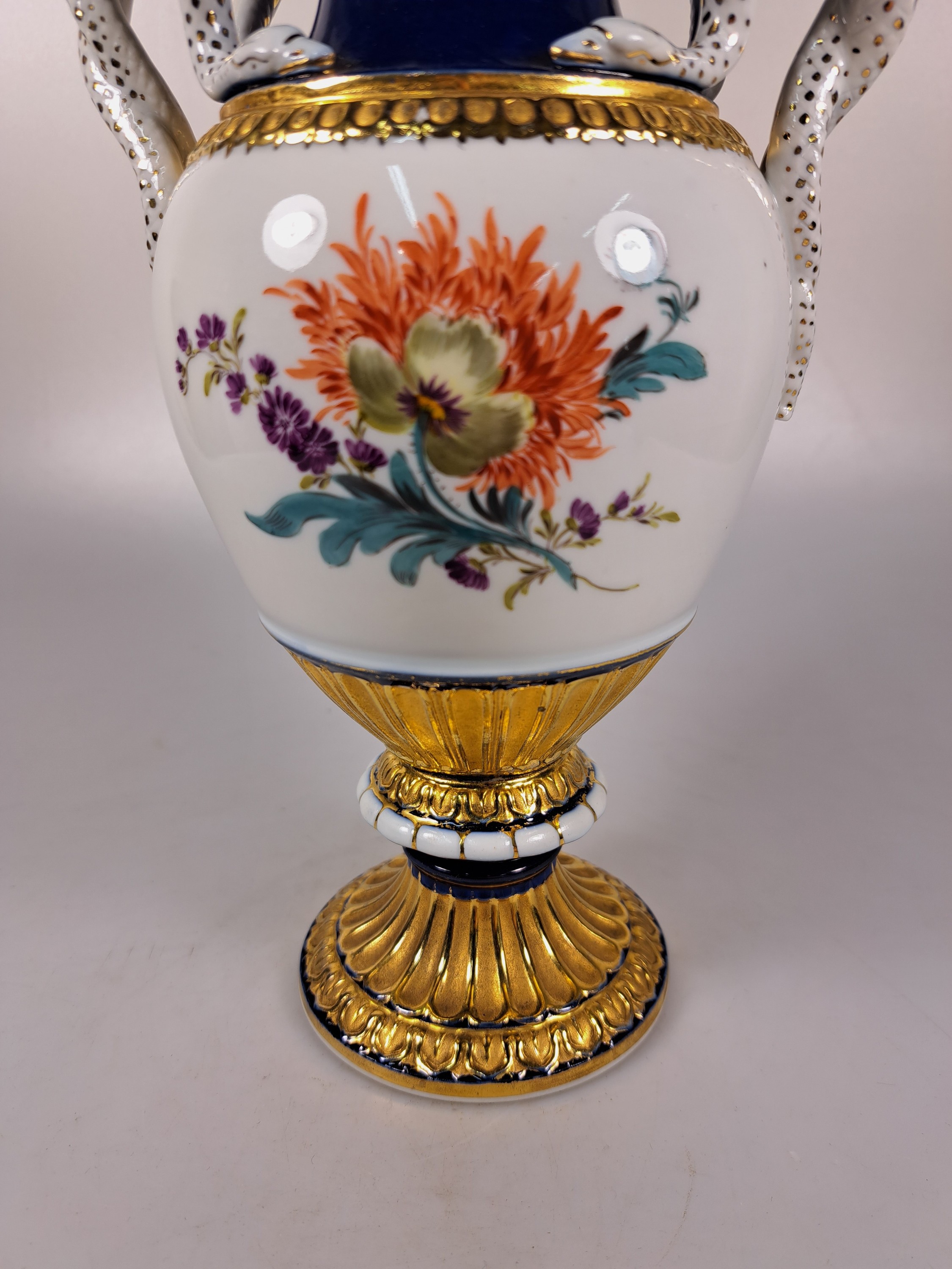 Detail f: Doppelhenkelvase, Meissen, um 1924-33, 2. Wahl, Porzellan, Entwurf Leuteritz, Henkel in Schlangenform, partiell kobaltblau glasiert, Goldstaffage, ...