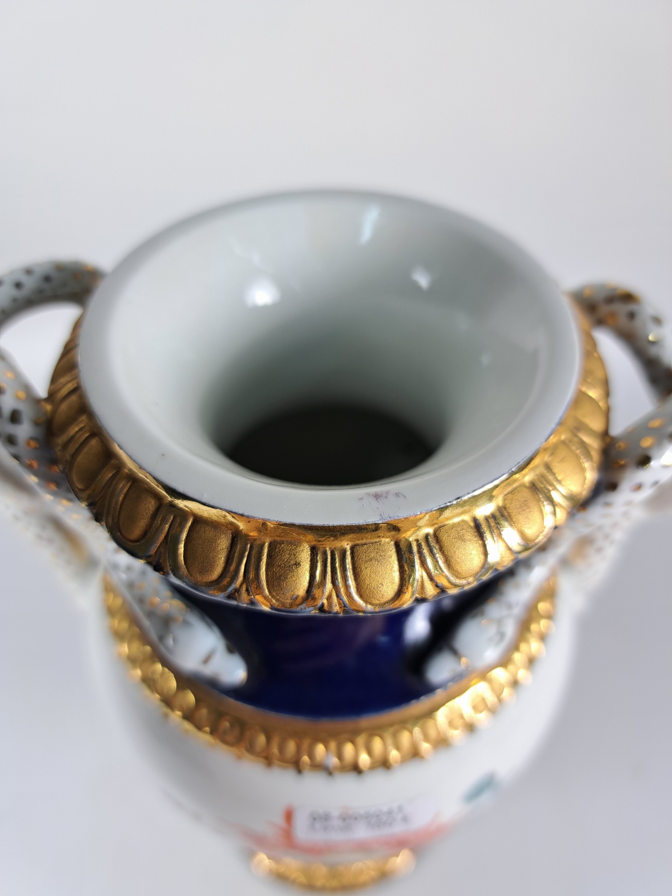Detail g: Doppelhenkelvase, Meissen, um 1924-33, 2. Wahl, Porzellan, Entwurf Leuteritz, Henkel in Schlangenform, partiell kobaltblau glasiert, Goldstaffage, ...