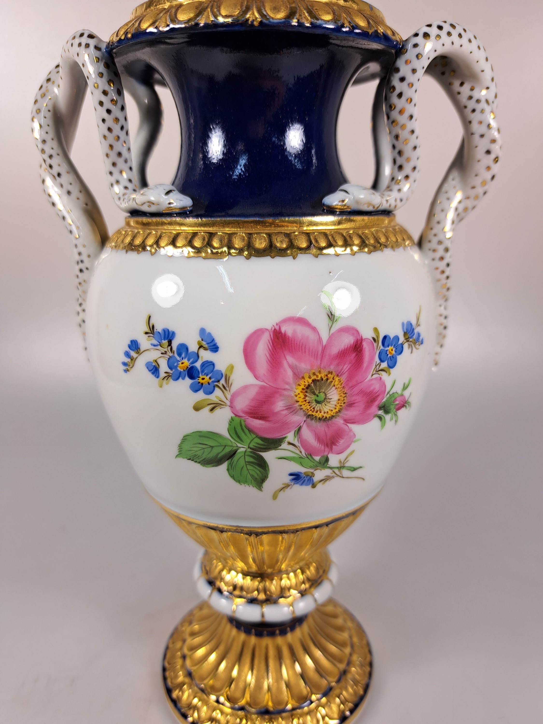 Detail h: Doppelhenkelvase, Meissen, um 1924-33, 2. Wahl, Porzellan, Entwurf Leuteritz, Henkel in Schlangenform, partiell kobaltblau glasiert, Goldstaffage, ...