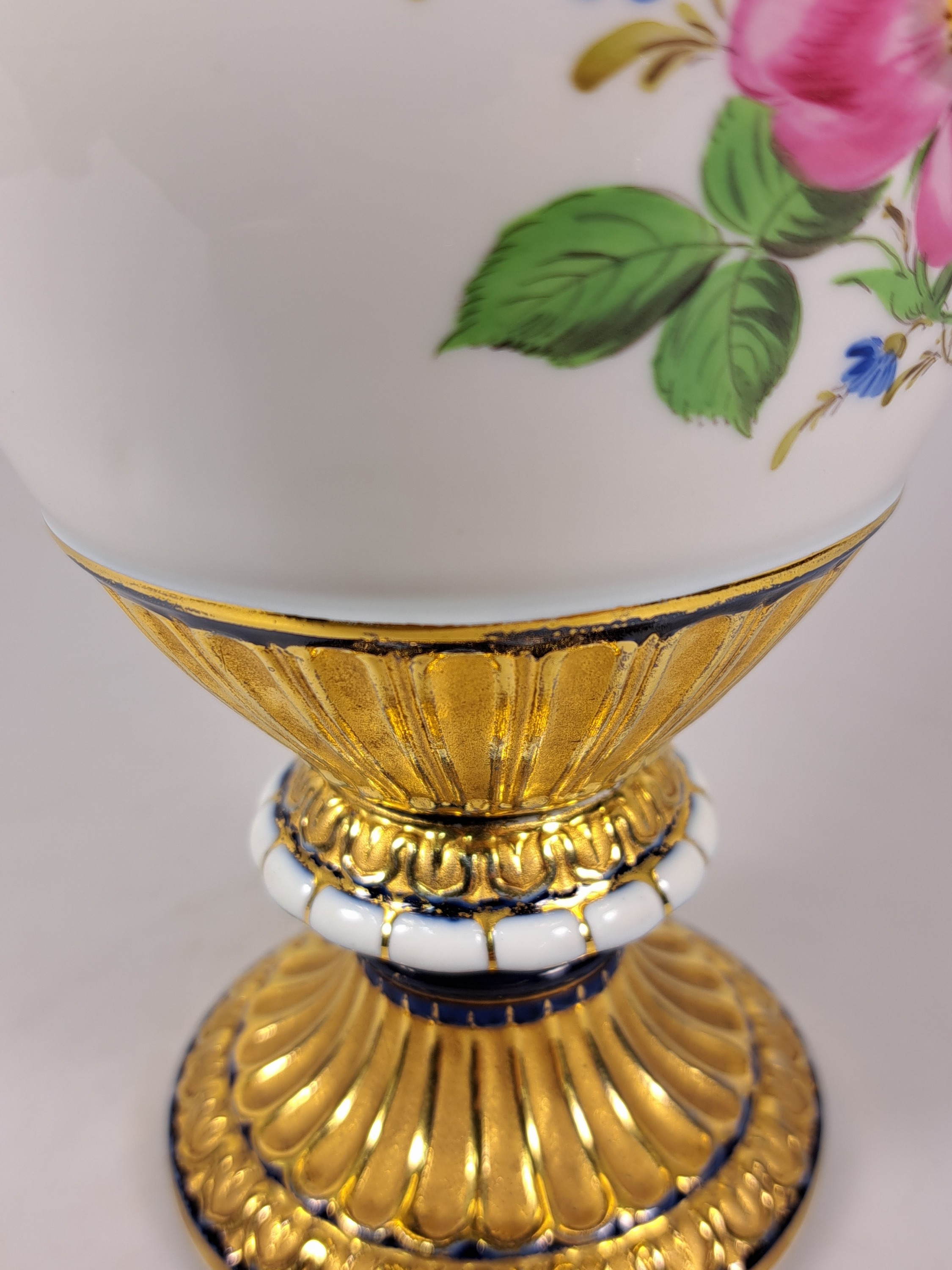 Detail i: Doppelhenkelvase, Meissen, um 1924-33, 2. Wahl, Porzellan, Entwurf Leuteritz, Henkel in Schlangenform, partiell kobaltblau glasiert, Goldstaffage, ...