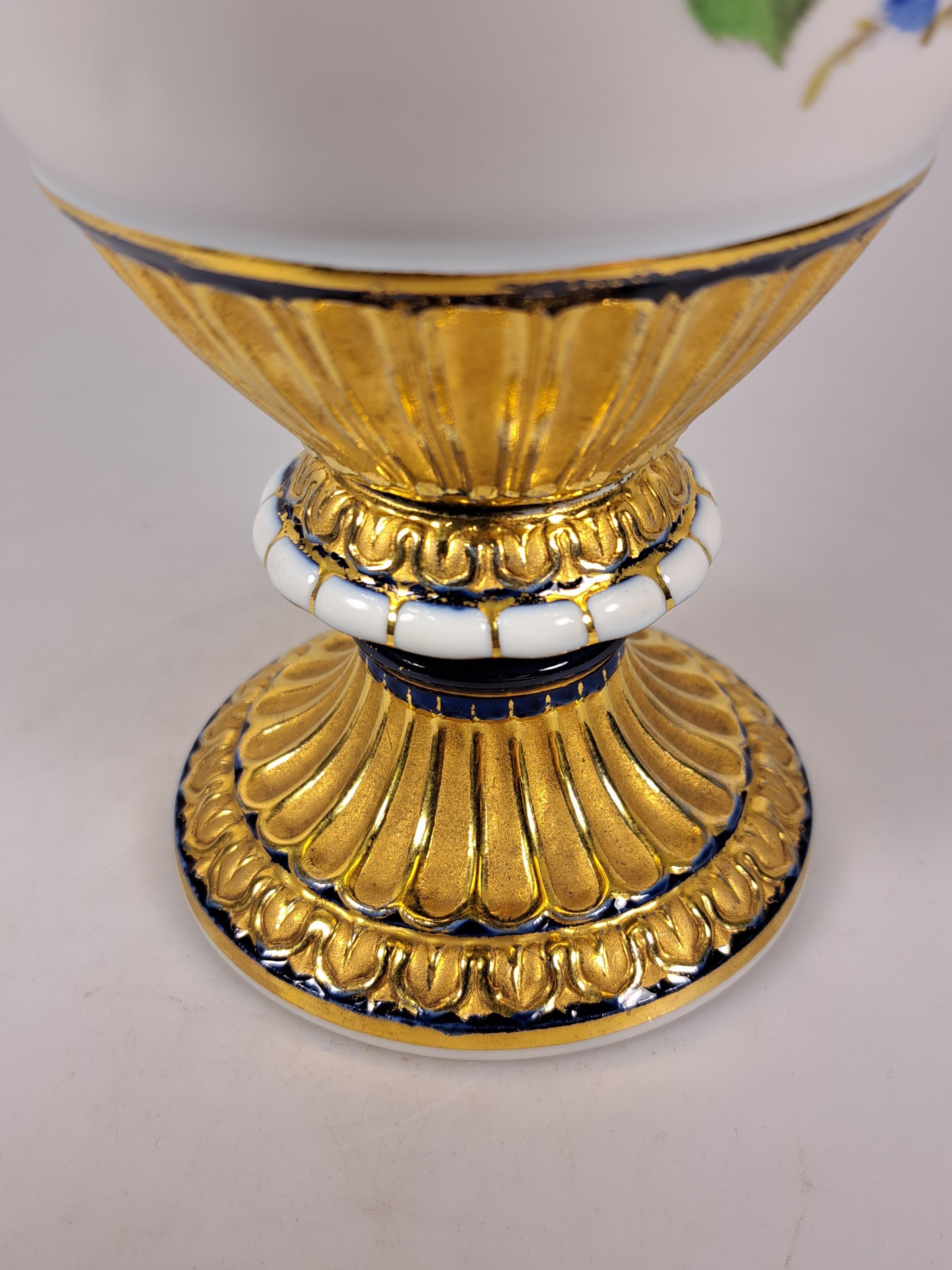 Detail j: Doppelhenkelvase, Meissen, um 1924-33, 2. Wahl, Porzellan, Entwurf Leuteritz, Henkel in Schlangenform, partiell kobaltblau glasiert, Goldstaffage, ...