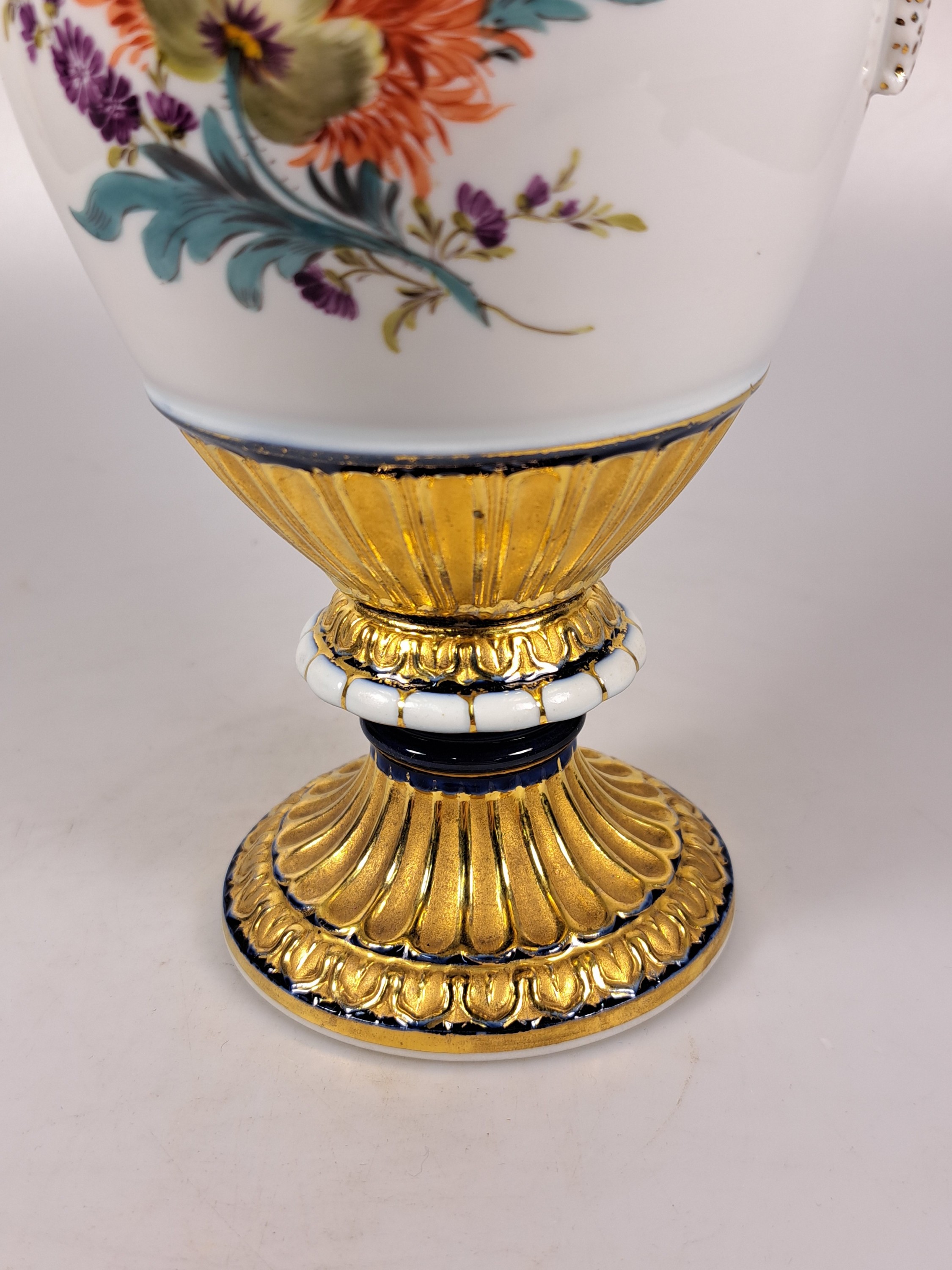 Detail k: Doppelhenkelvase, Meissen, um 1924-33, 2. Wahl, Porzellan, Entwurf Leuteritz, Henkel in Schlangenform, partiell kobaltblau glasiert, Goldstaffage, ...