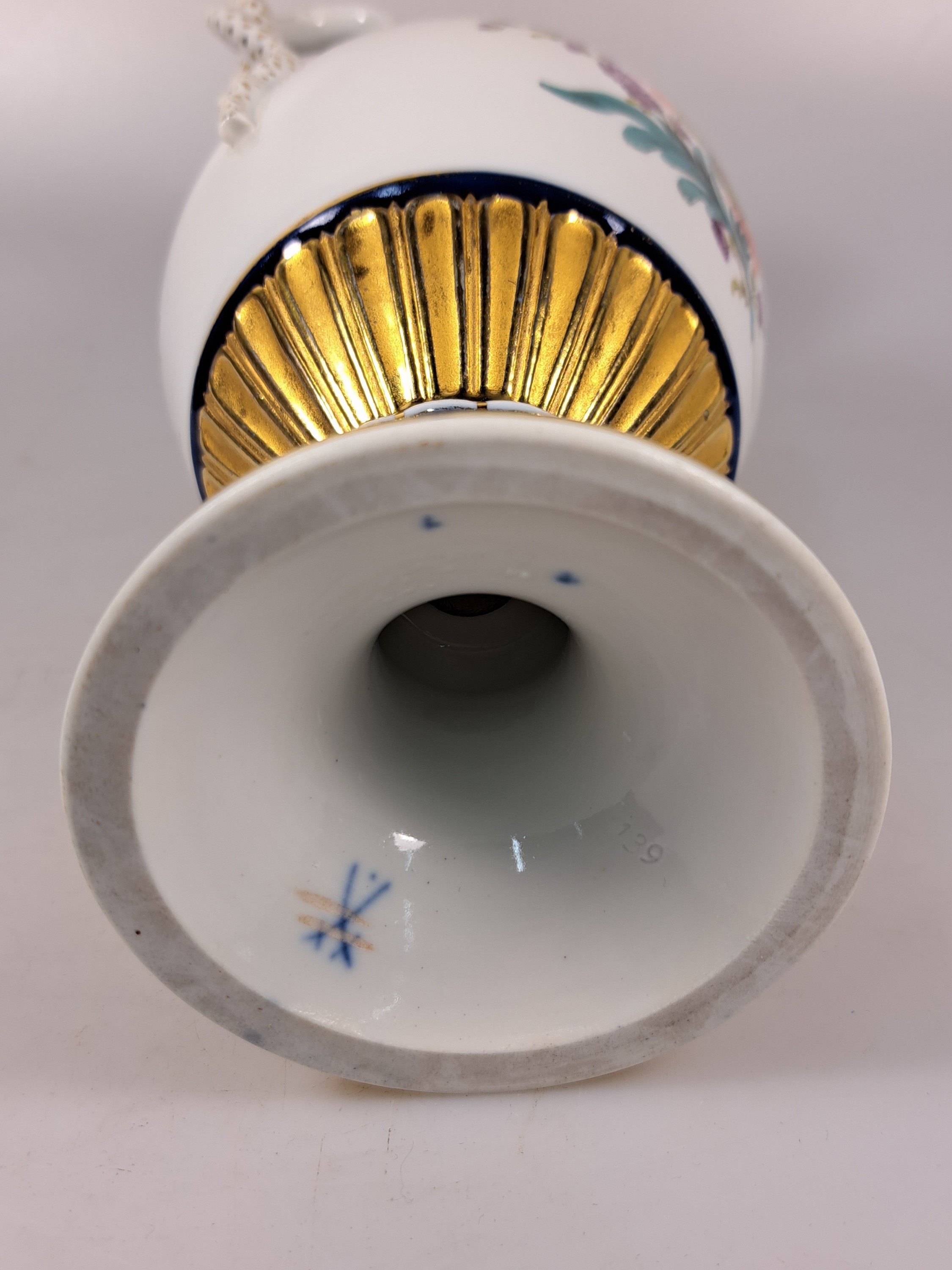 Detail l: Doppelhenkelvase, Meissen, um 1924-33, 2. Wahl, Porzellan, Entwurf Leuteritz, Henkel in Schlangenform, partiell kobaltblau glasiert, Goldstaffage, ...