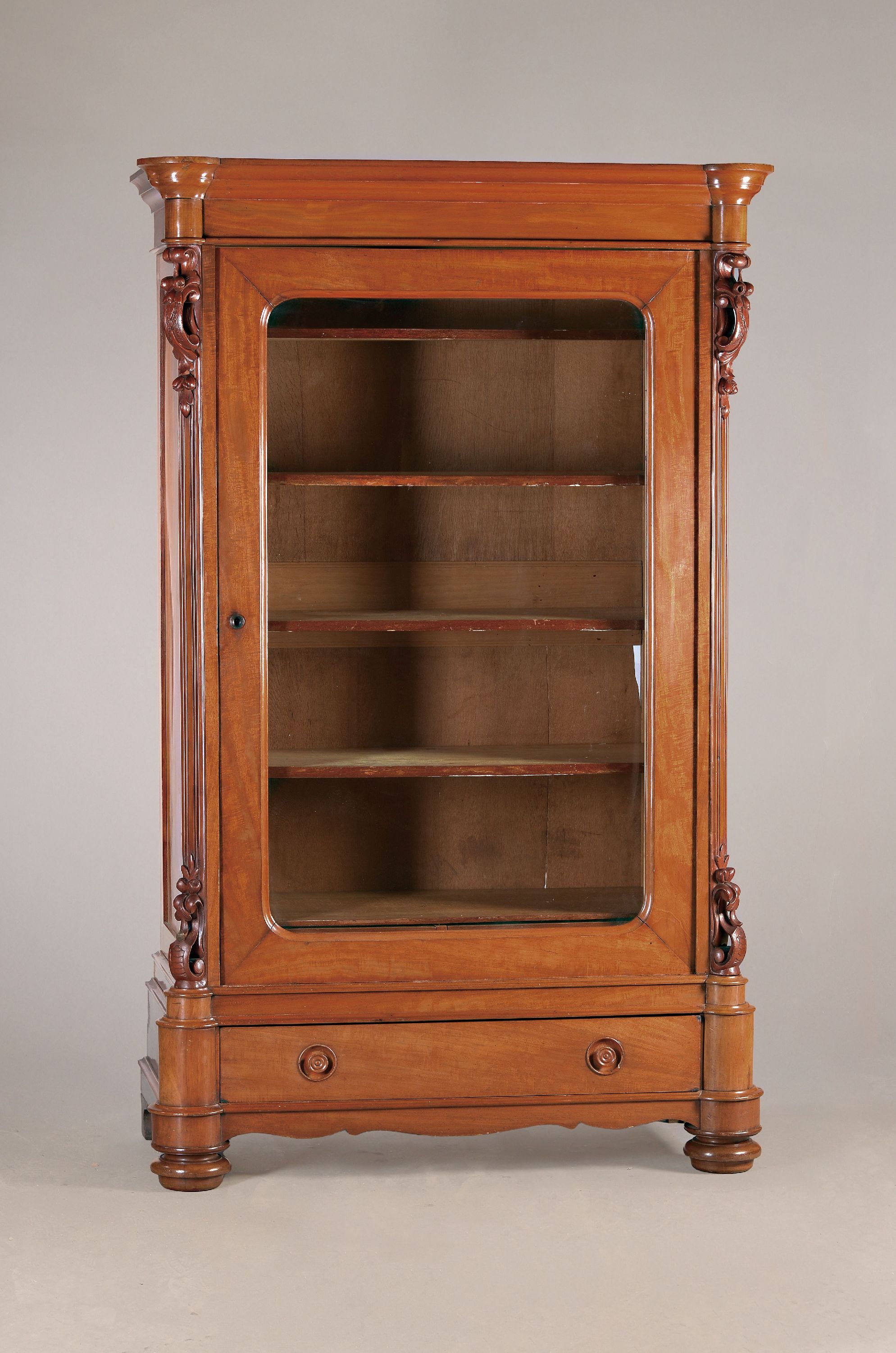 Bücherschrank, Biedermeier, 19.Jh., Kirschbaumfurnier auf z.T. Eichekorpus, eintürig verglast, mit Sockelschublade, 1 Schlüssel, ca. 198 x 123 x ...