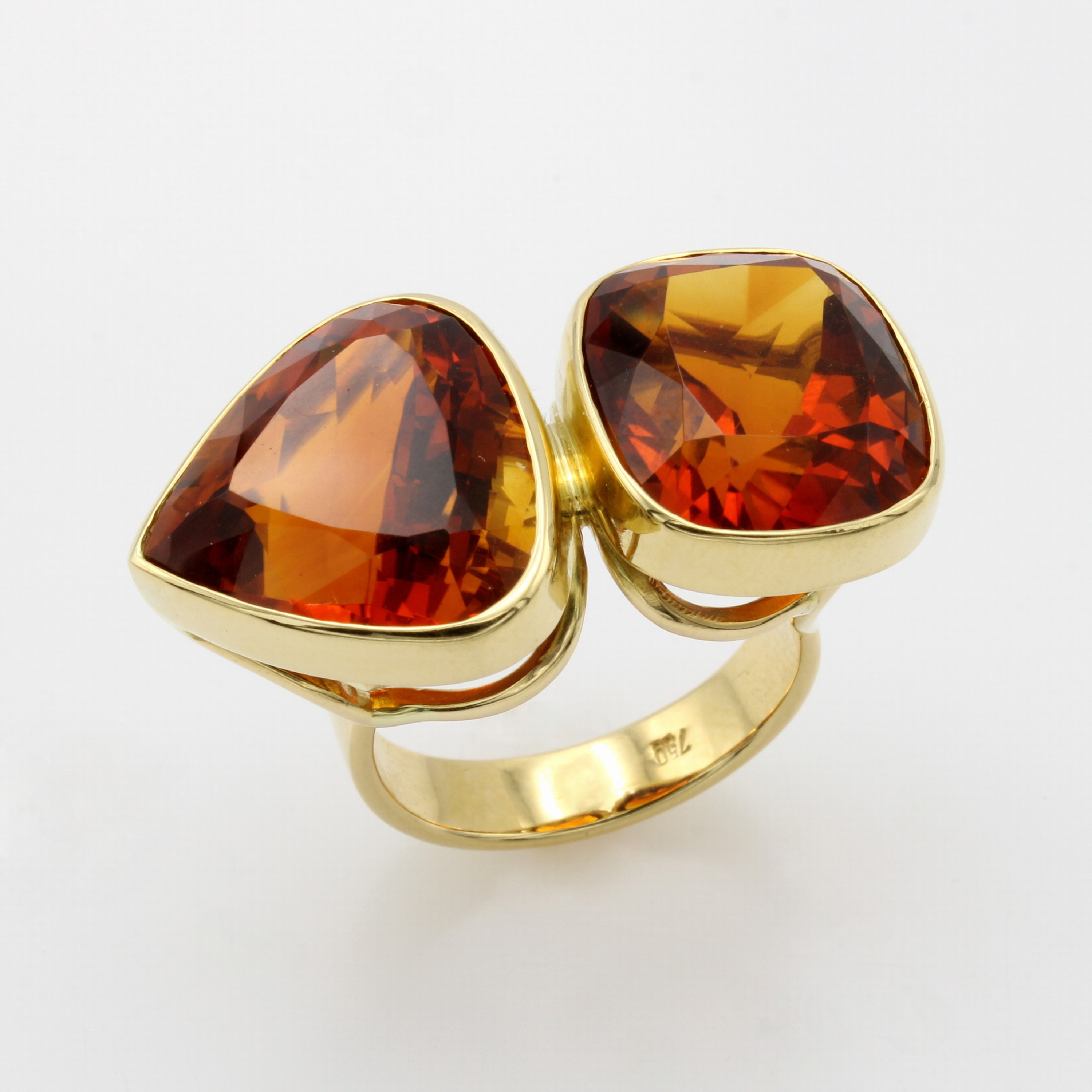 Image 26968353 - Ring mit Citrinen, GG 750/000, 2 Citrine in versch. Formen zus. ca. 24 ct, RW ca. 57 ...