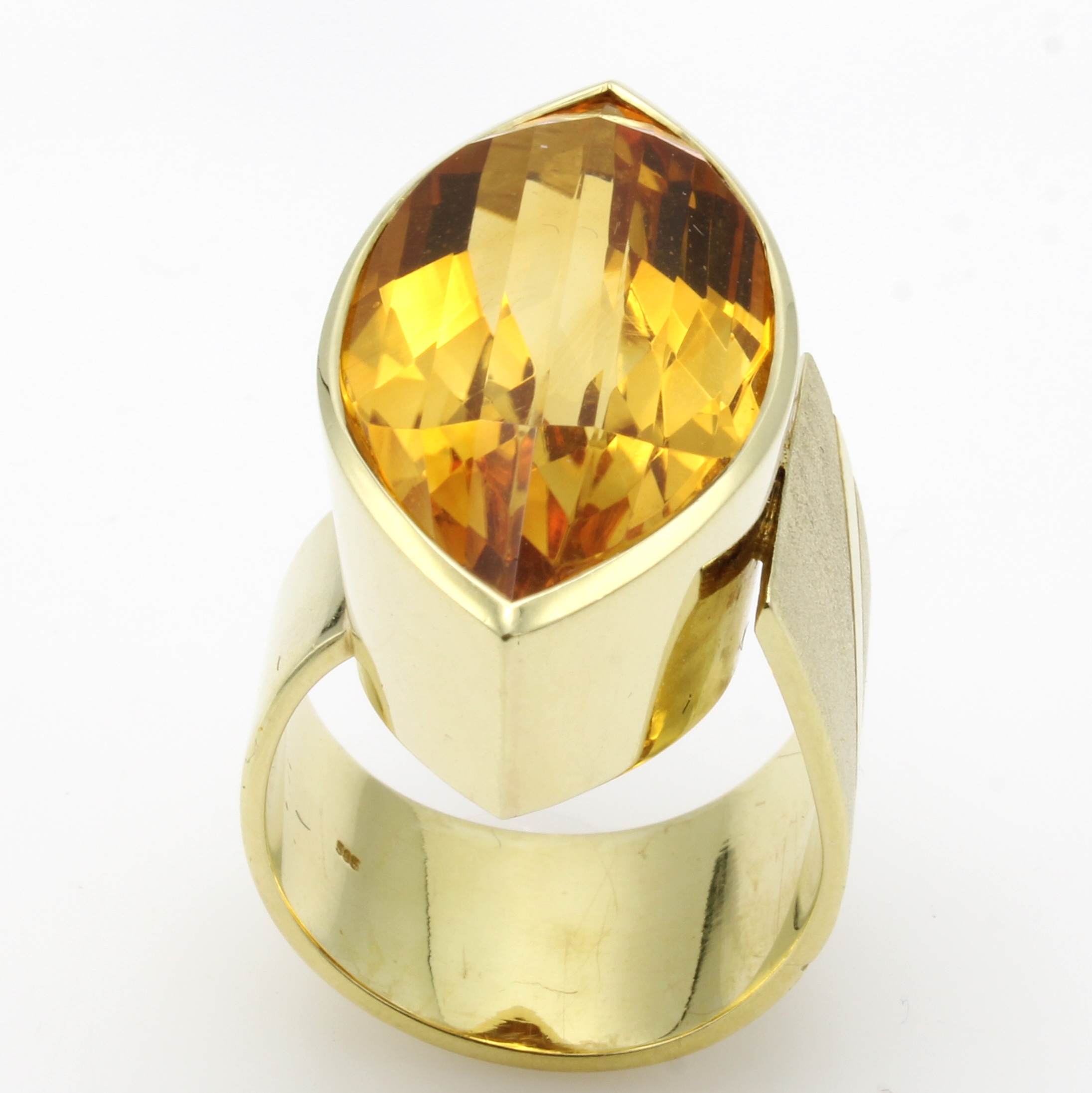 Image 26968355 - Ring mit Citrin, GG 585/000, Schiene z.T. matt. u. asymmetrisch angesetzt, navettef. ...