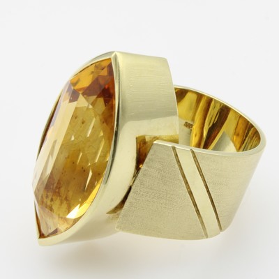 26968355a - Ring mit Citrin, GG 585/000, Schiene z.T. matt. u. asymmetrisch angesetzt, navettef. ...