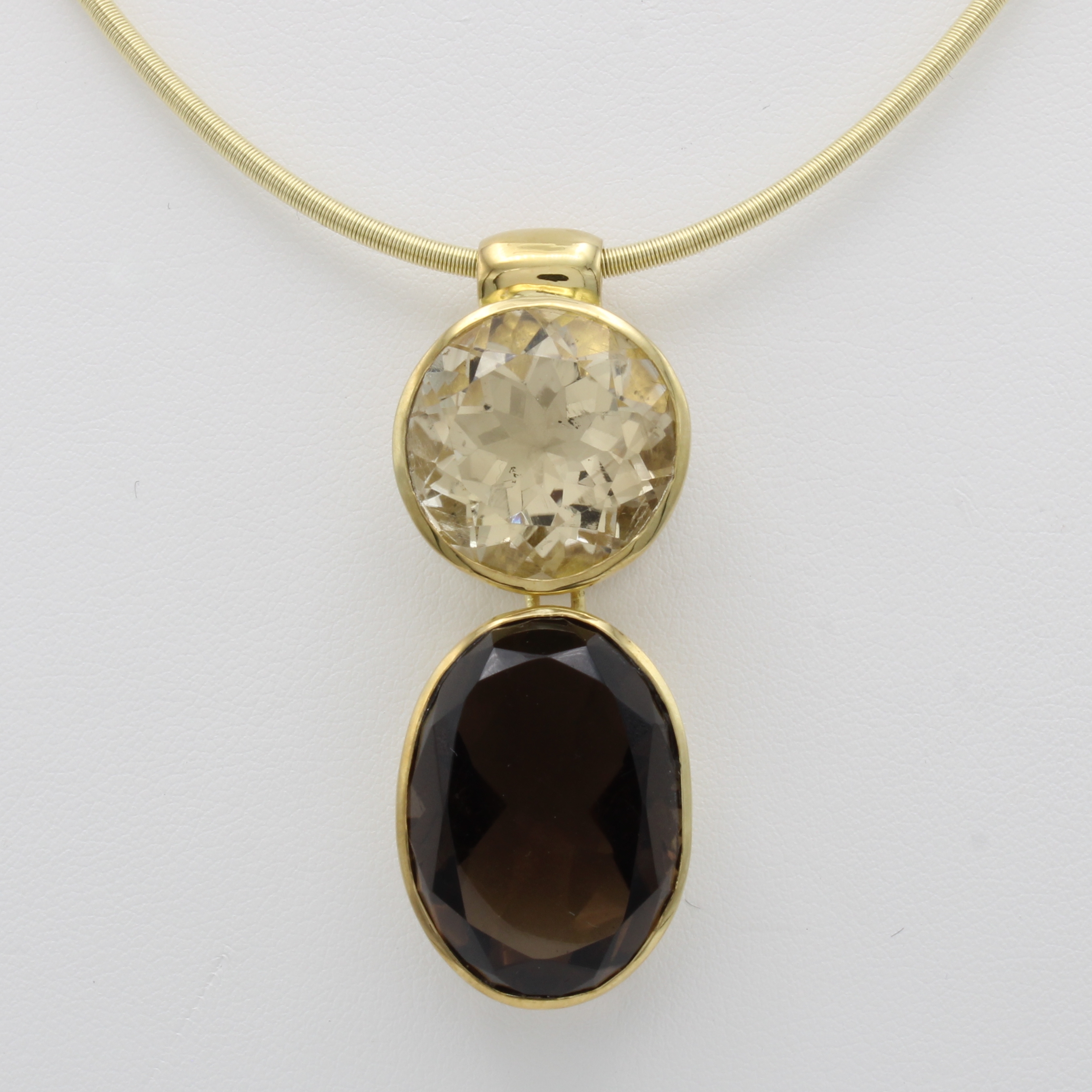 Image 26968402 - Anhänger mit Farbsteinen an Omegareif, GG 585/000, Citrin ca. 20 ct, Rauchquarz ca. ...