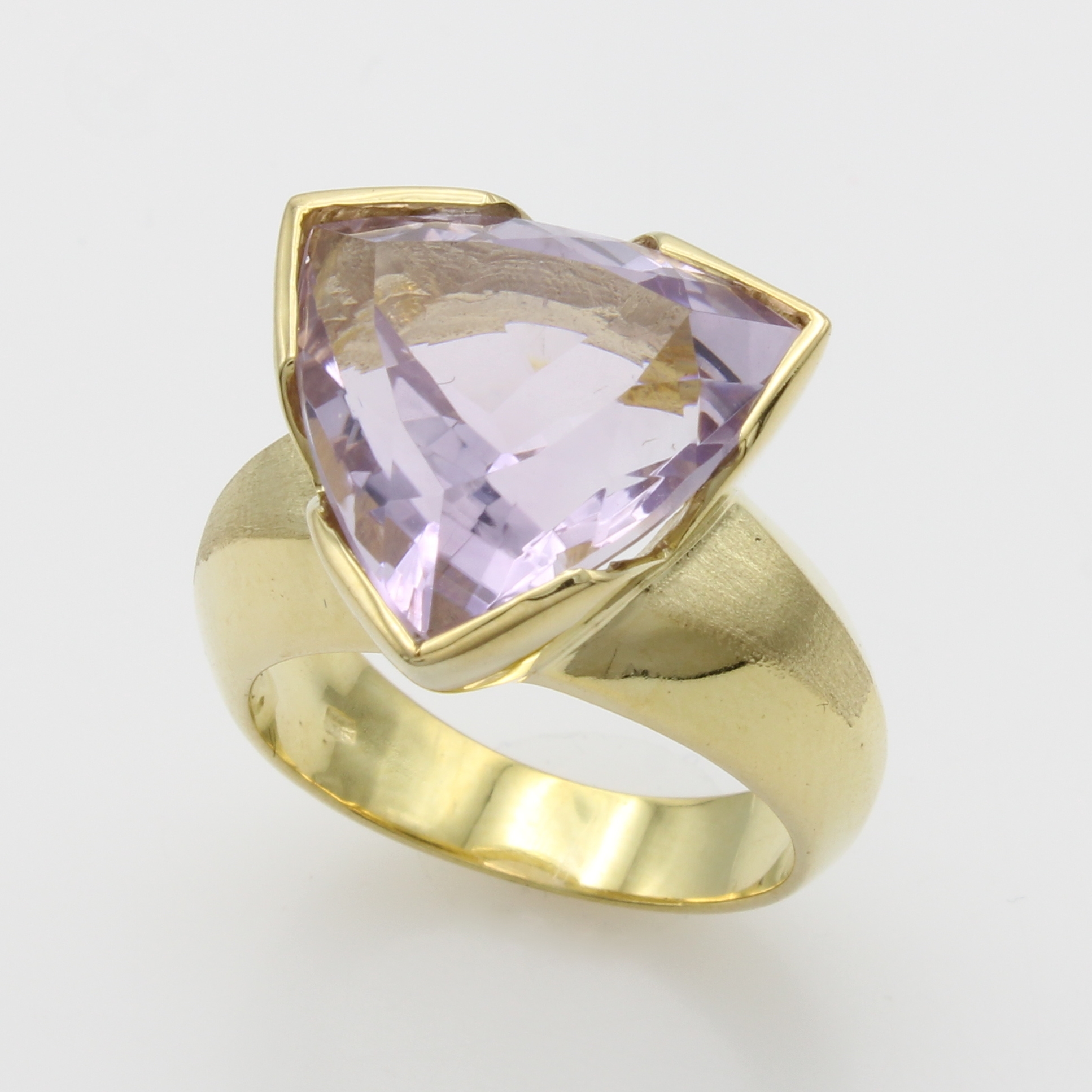 Image 26968404 - Ring mit Amethyst, GG 585/000, dreieckiger, fliederf. Amethyst ca. 9 ct, RW ca. 54 ...