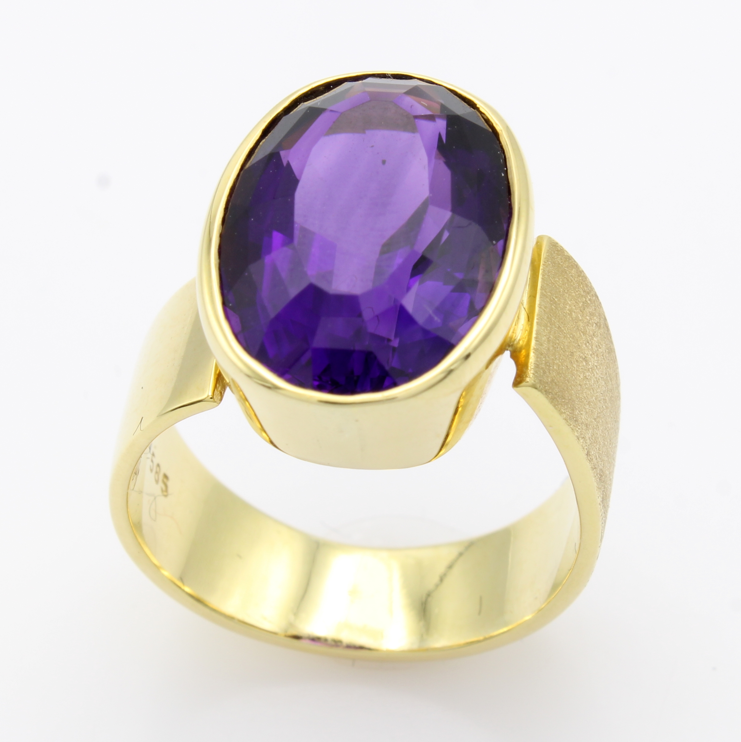 Image 26968405 - Ring mit Amethyst, GG 585/000, Schiene z.T. matt. u. asymmetrisch anges., ovaler ...