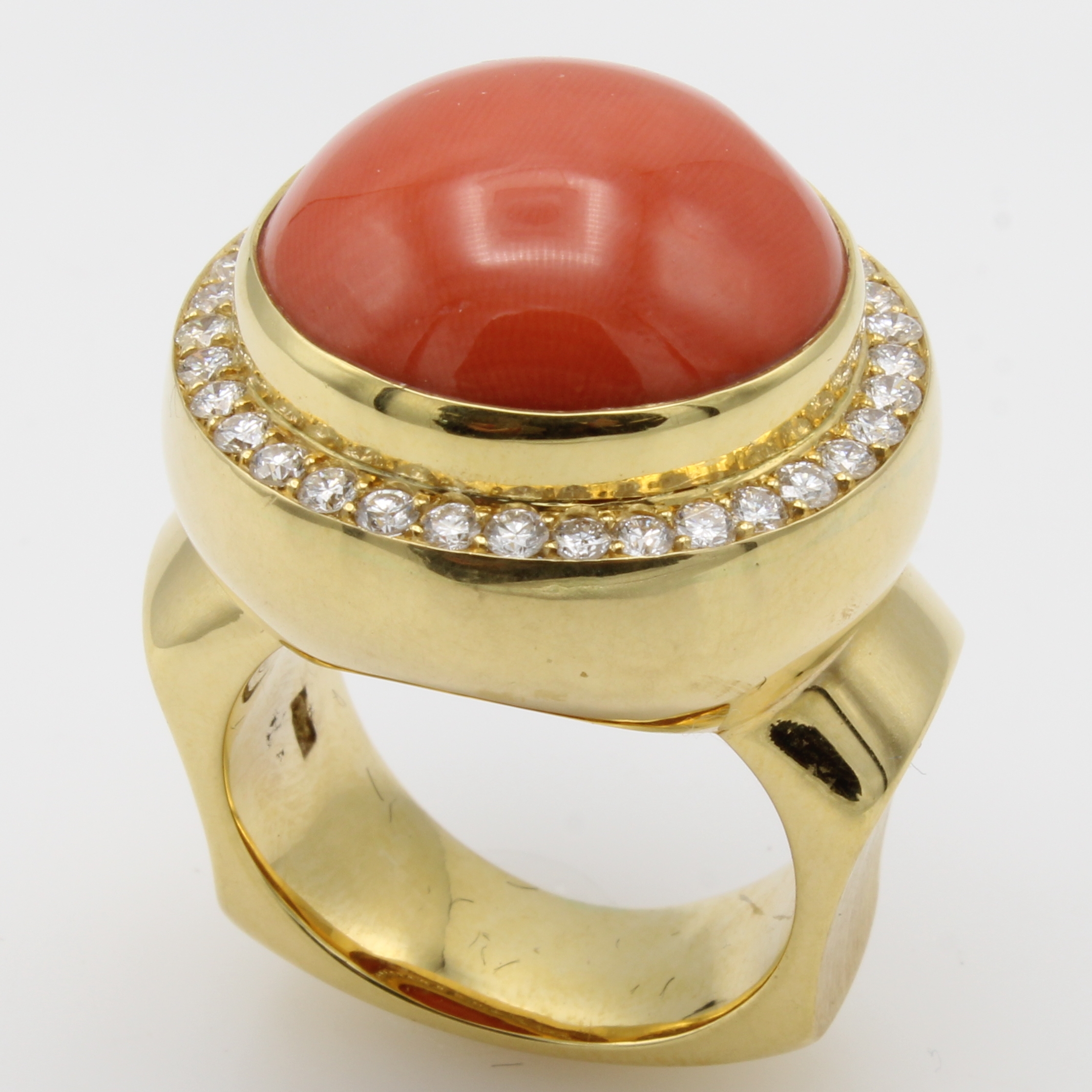 Image 26968429 - Ring mit Koralle und Brillanten, GG 750/000, bouttonf. Koralle ca. 20.7 ct, Brill. zus. ...