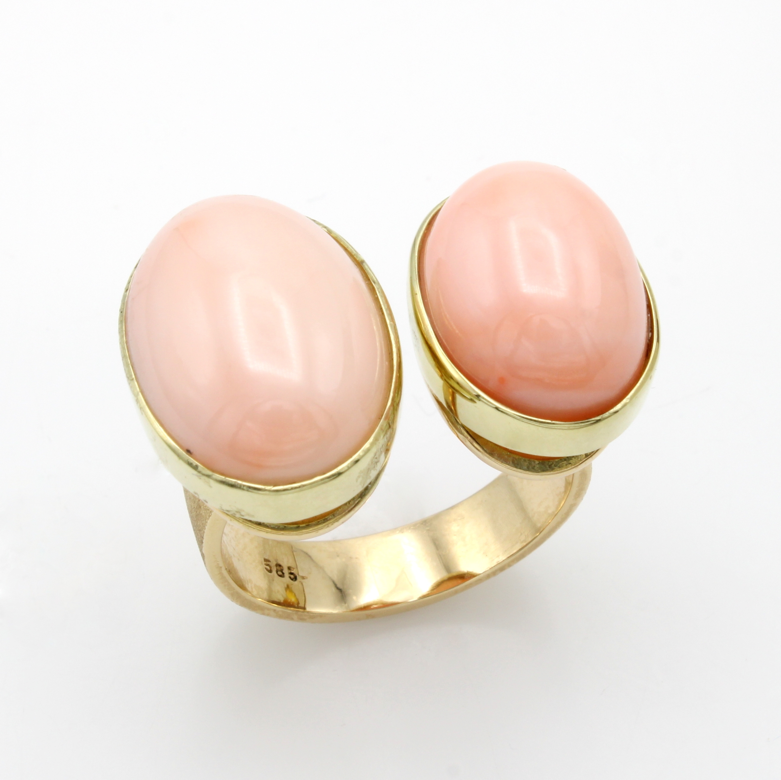 Image 26968431 - Ring mit Korallen, GG 585/000, 2 ovale, rosa Korallen zus. ca. 20.3 ct, offen gearb., RW ...
