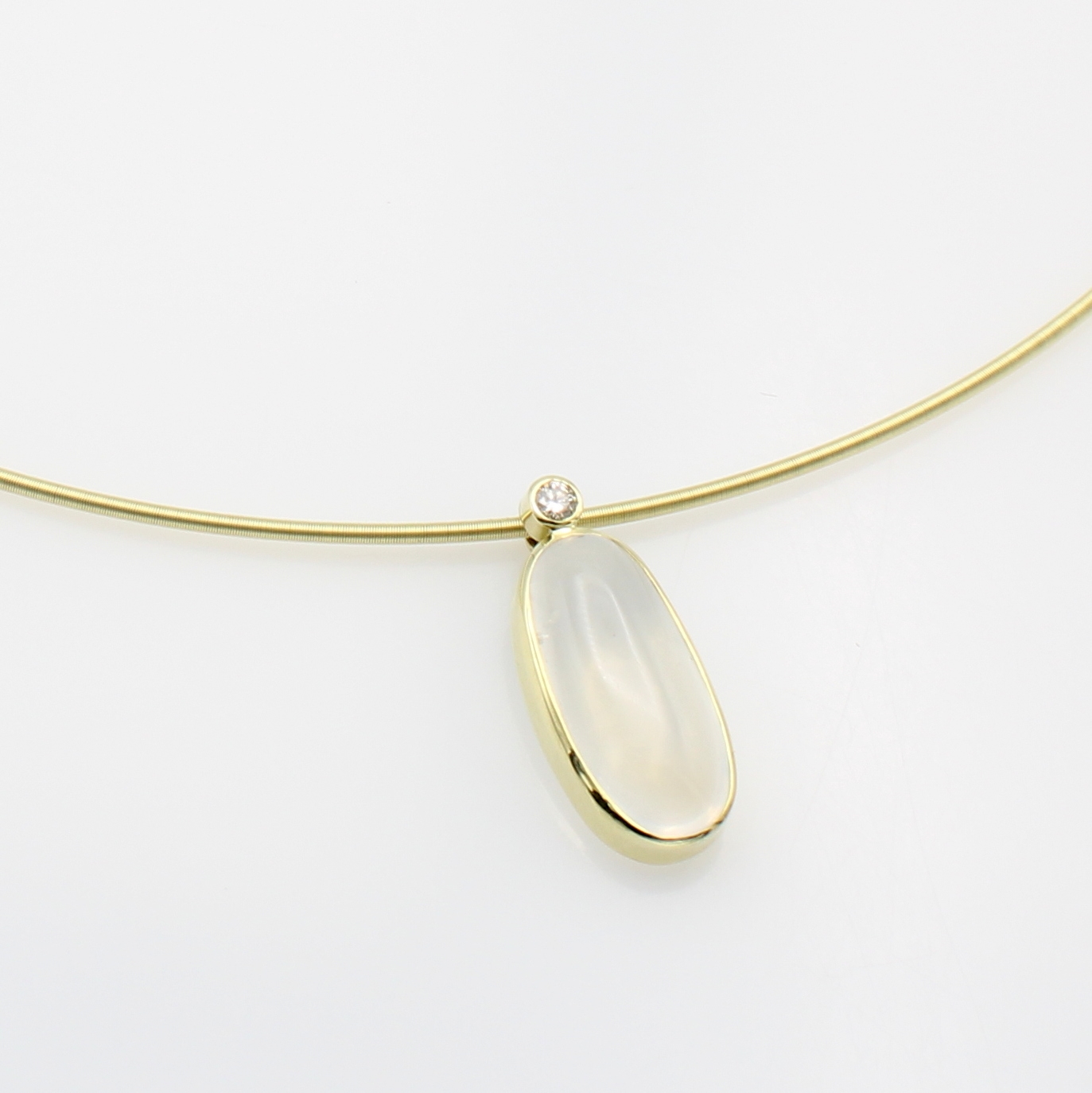 Image 26968440 - Anhänger mit Mondstein und Brillant an Omegareif, GG 585/000, ovaler Mondstein ca. 8.7 ...