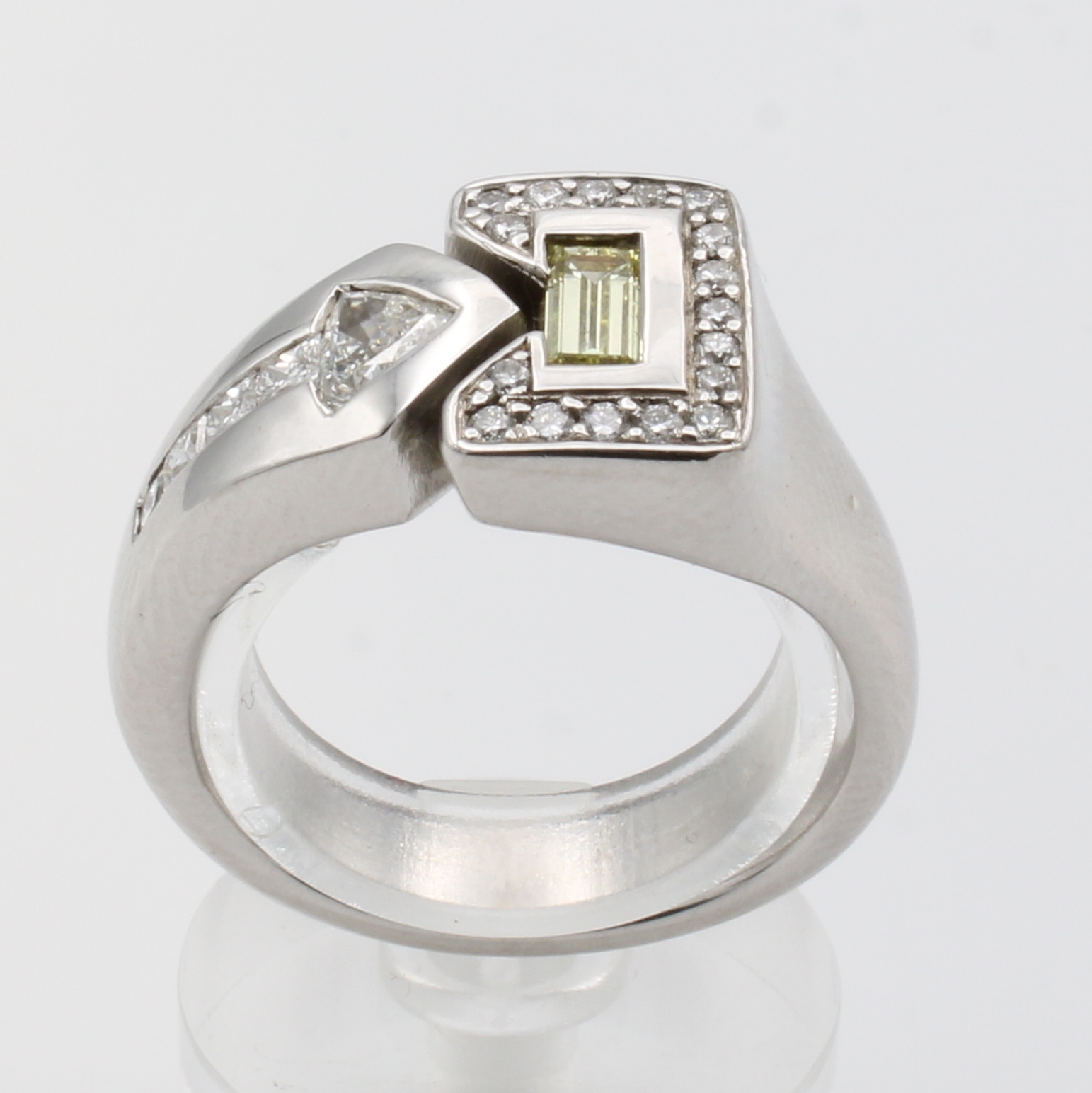 Image 26968446 - Ring mit Diamanten und Brillanten, WG 750/ 000, Diamanttriangel ca. 0.16 ct feines ...