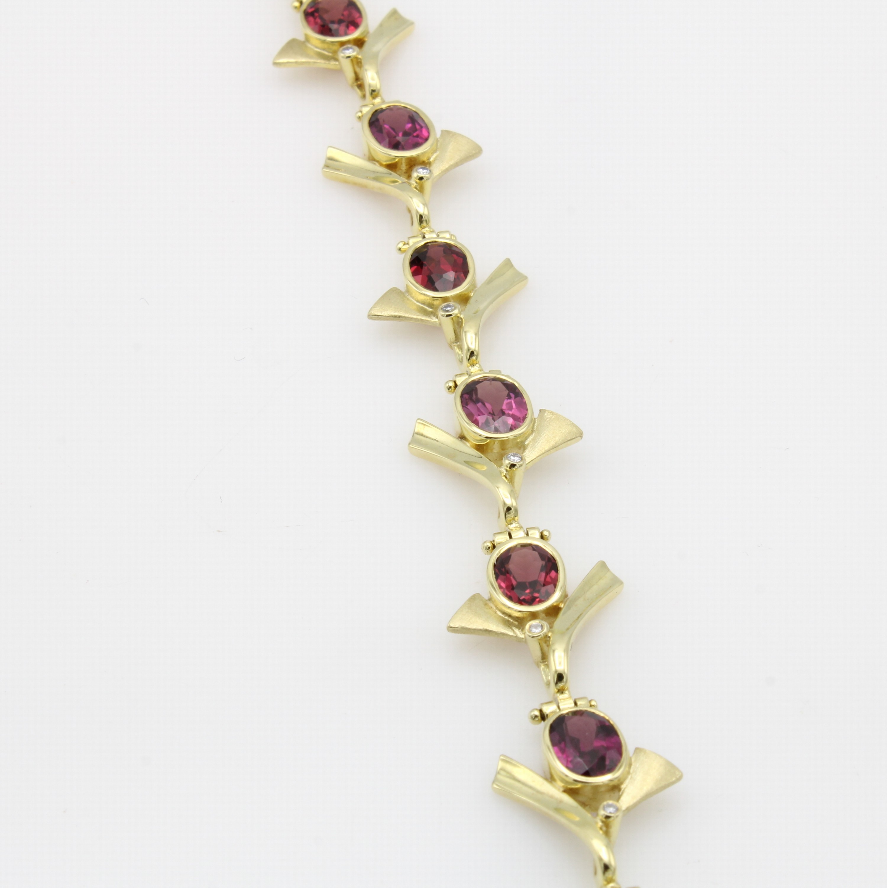 Image 26968451 - Gliederarmband mit Rhodolithen und Brillanten, GG 585/000, z.T. matt., ovale Rhodolithe ...