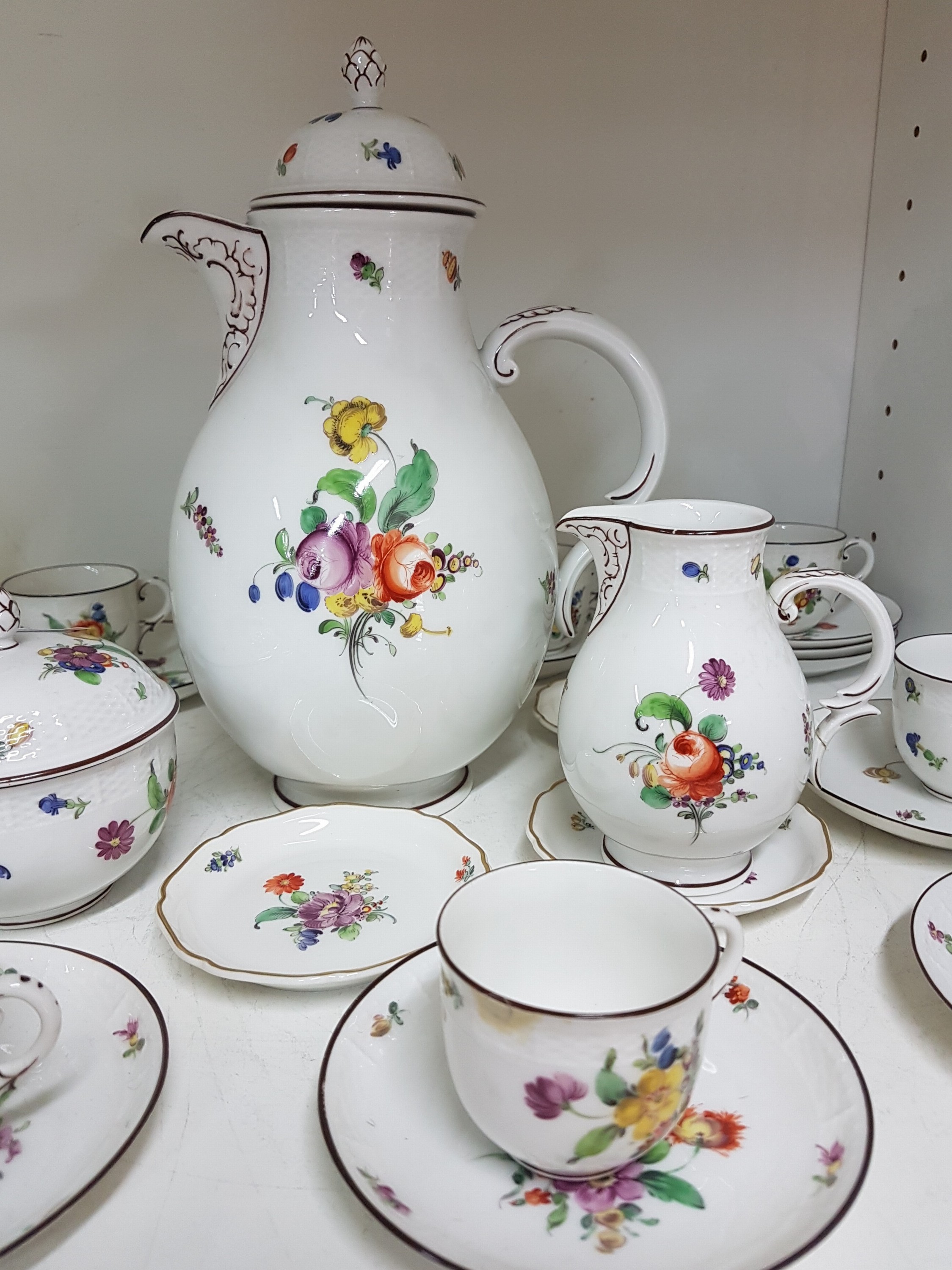 Detail a: Mokka- bzw. Espressoservice, Nymphenburg, um 1920, Porzellan, mit bunter Malerei von Blumenbuketts und gestreuten Blumen, brauner Rand, Kanne, ...