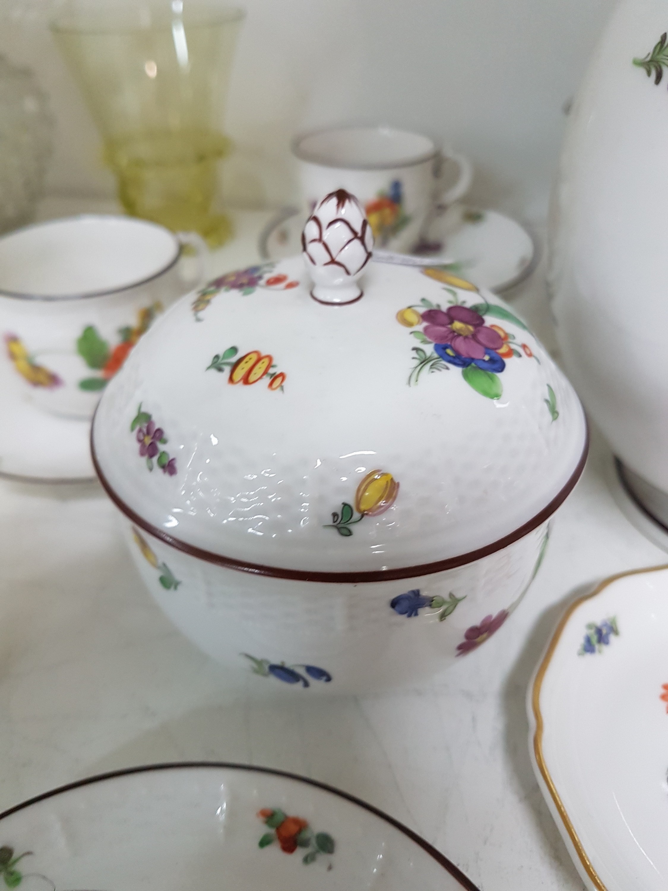 Detail e: Mokka- bzw. Espressoservice, Nymphenburg, um 1920, Porzellan, mit bunter Malerei von Blumenbuketts und gestreuten Blumen, brauner Rand, Kanne, ...