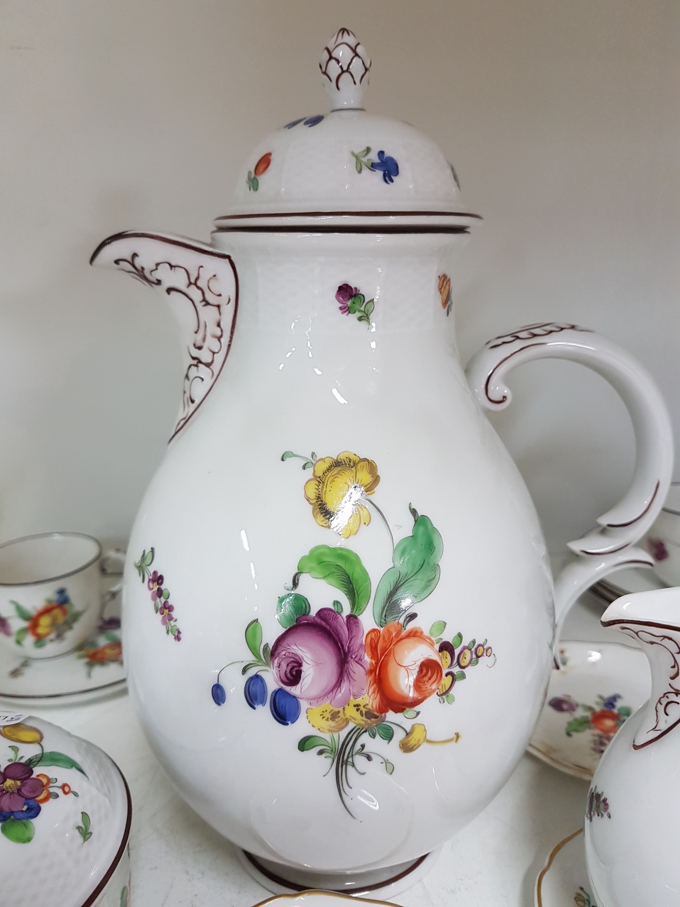 Detail f: Mokka- bzw. Espressoservice, Nymphenburg, um 1920, Porzellan, mit bunter Malerei von Blumenbuketts und gestreuten Blumen, brauner Rand, Kanne, ...