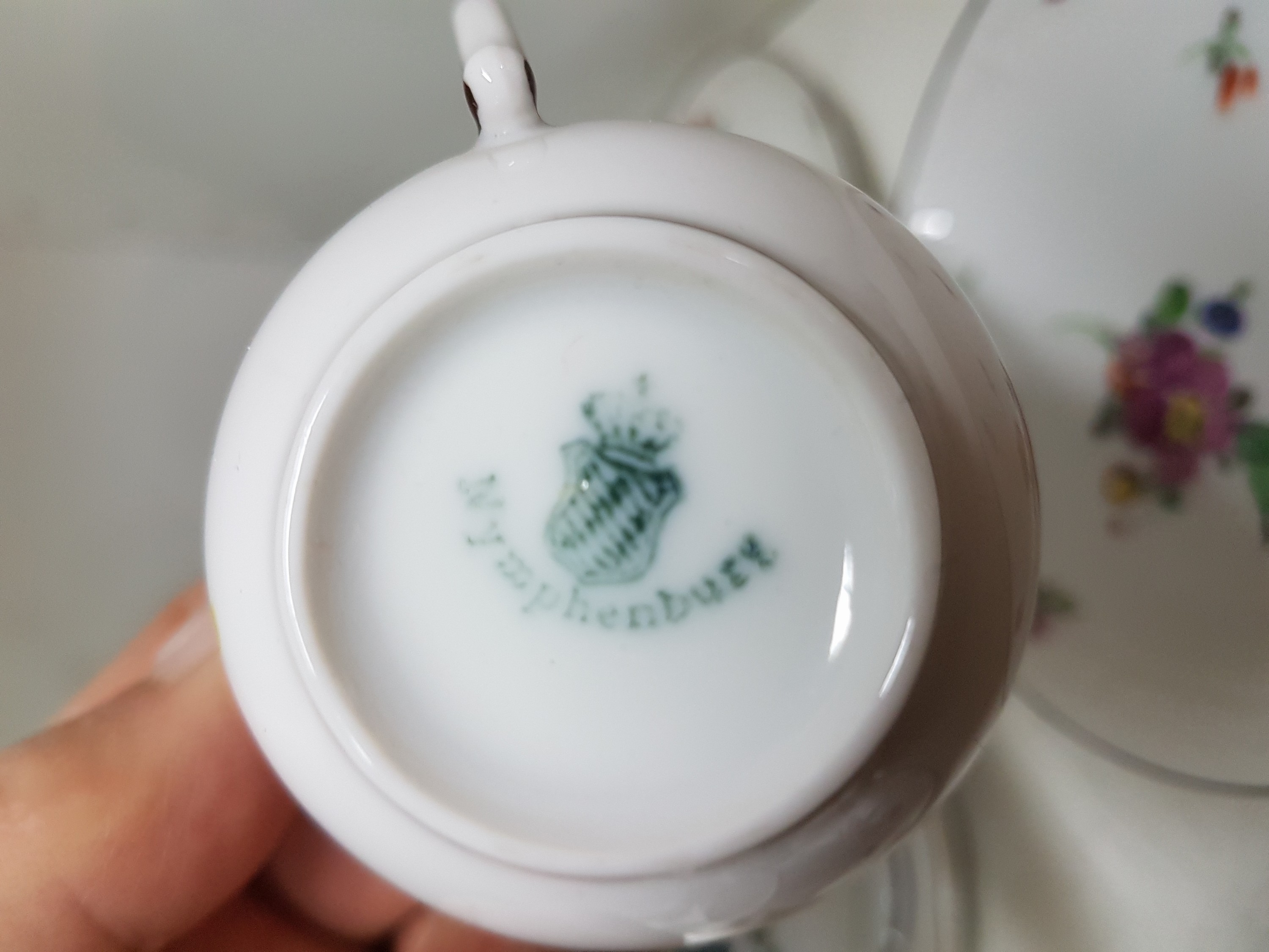 Detail g: Mokka- bzw. Espressoservice, Nymphenburg, um 1920, Porzellan, mit bunter Malerei von Blumenbuketts und gestreuten Blumen, brauner Rand, Kanne, ...