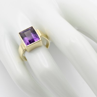 26968403a - Ring mit Amethyst, GG 585/000, Schiene asymmetrisch anges., rechteckiger Amethyst ca.7 ...