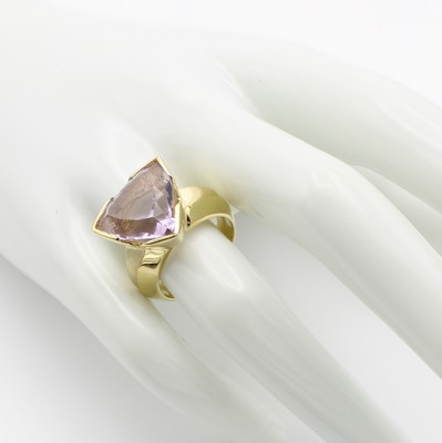 26968404a - Ring mit Amethyst, GG 585/000, dreieckiger, fliederf. Amethyst ca. 9 ct, RW ca. 54 ...