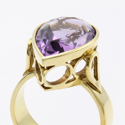26968406a - Ring mit Amethyst, GG 585/000, tropfenf. Amethyst ca. 8 ct, RW ca. 58 Schätzpreis: ...