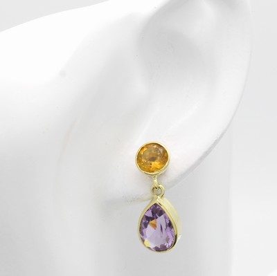 26968421a - Paar Ohrstecker mit Farbsteinen, GG 585/000, 2 Amethysttropfen zus. ca. 2.5 ct, 2 runde ...