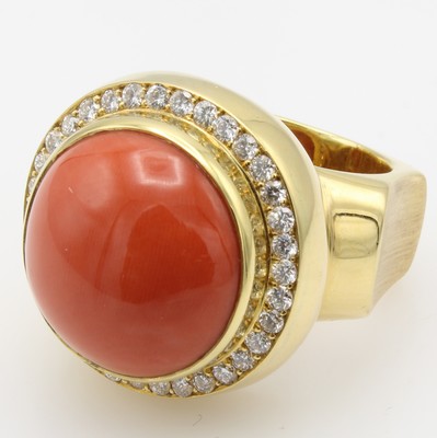26968429a - Ring mit Koralle und Brillanten, GG 750/000, bouttonf. Koralle ca. 20.7 ct, Brill. zus. ...