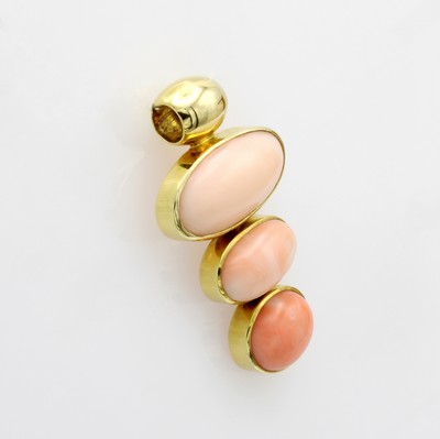 26968433a - Anhänger mit Korallen, GG 585/000, 3 ovale, rosa Korallen zus. ca. 14.5 ct, Versand nur ...