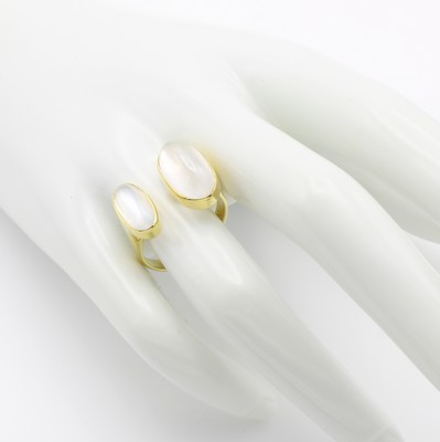 26968435a - Ring mit Mondsteinen, GG 585/000, 2 ovale Mondsteine zus. ca. 5.9 ct, offen gearb., RW ...
