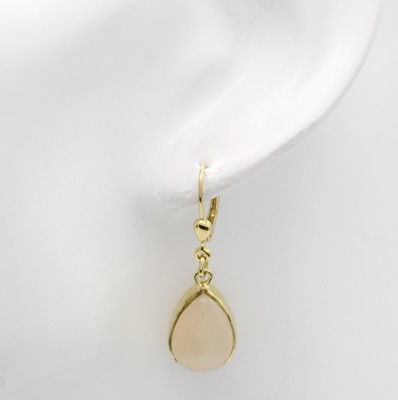 26968438a - Paar Ohrgehänge mit Mondsteinen, GG 585/000, 2 tropfenf. Mondsteine zus. ca. 11 ct ...