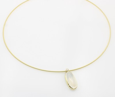 26968440a - Anhänger mit Mondstein und Brillant an Omegareif, GG 585/000, ovaler Mondstein ca. 8.7 ...