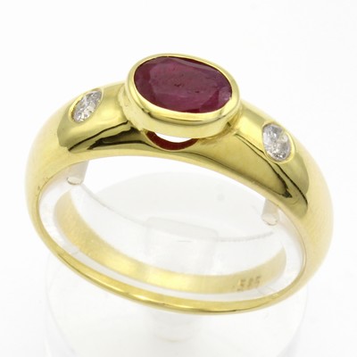 26968442a - Ring mit Rubin und Brillanten, GG 585/000, ovaler Rubin in glatter Fassung ca. 1.1 ct, 2 ...