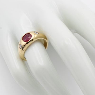 26968443a - Bandring mit Rubin und Brillanten, GG 750/ 000, Rubin v. sehr schöner Farbe ca. 1.48 ...