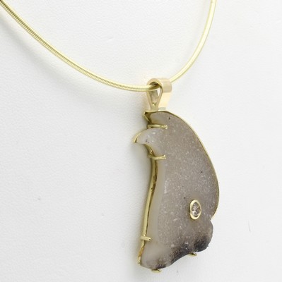 26968455a - Anhänger mit Achat und Brillant an Omegareif, GG 585/000, Brill. ca. 0.15 ct ...