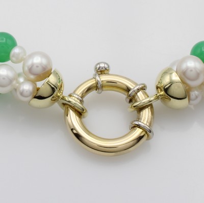 26968458b - 3 reihige Süßwasserzuchtperlenkette mit Chrysoprasen, Schmuckfederring GG ...