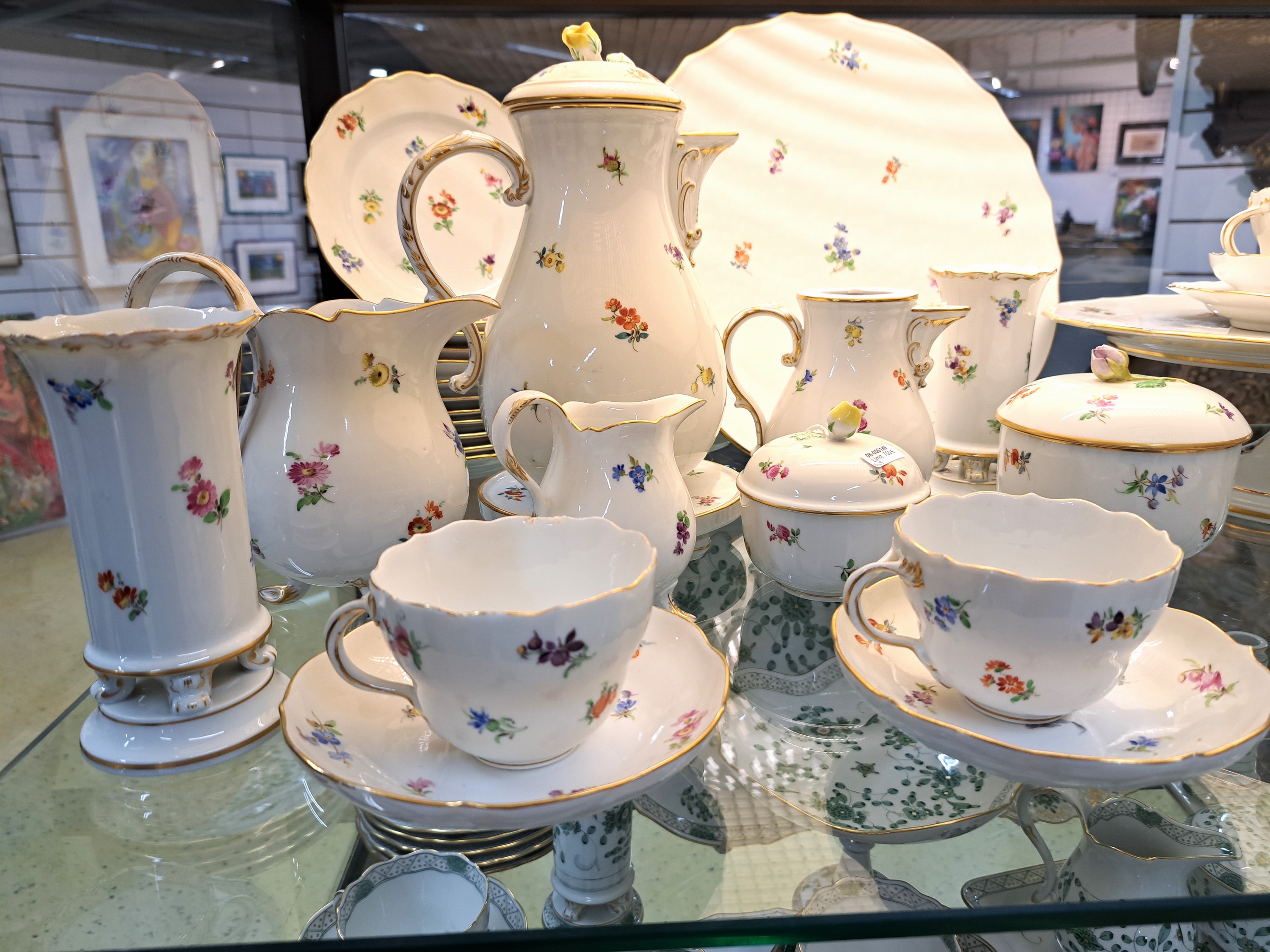 Detail a: Kaffeeservice, Meissen, 1. und 2. Wahl, Dekor gestreute Blumen, Goldrand, Kaffeekanne, Mokkakännchen (ohne Deckel), Milchkännchen, Sahnegießer, ...