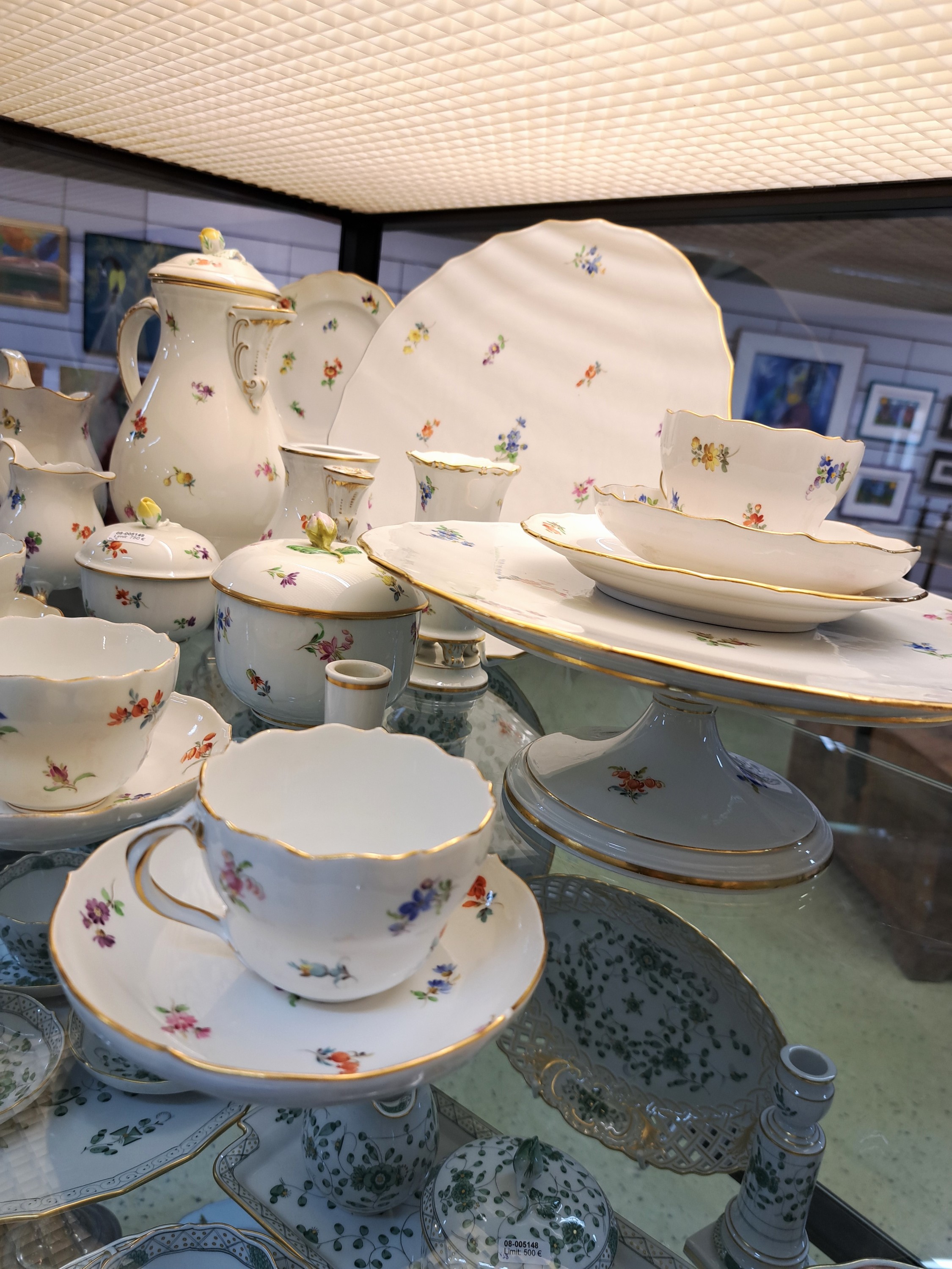 Detail b: Kaffeeservice, Meissen, 1. und 2. Wahl, Dekor gestreute Blumen, Goldrand, Kaffeekanne, Mokkakännchen (ohne Deckel), Milchkännchen, Sahnegießer, ...