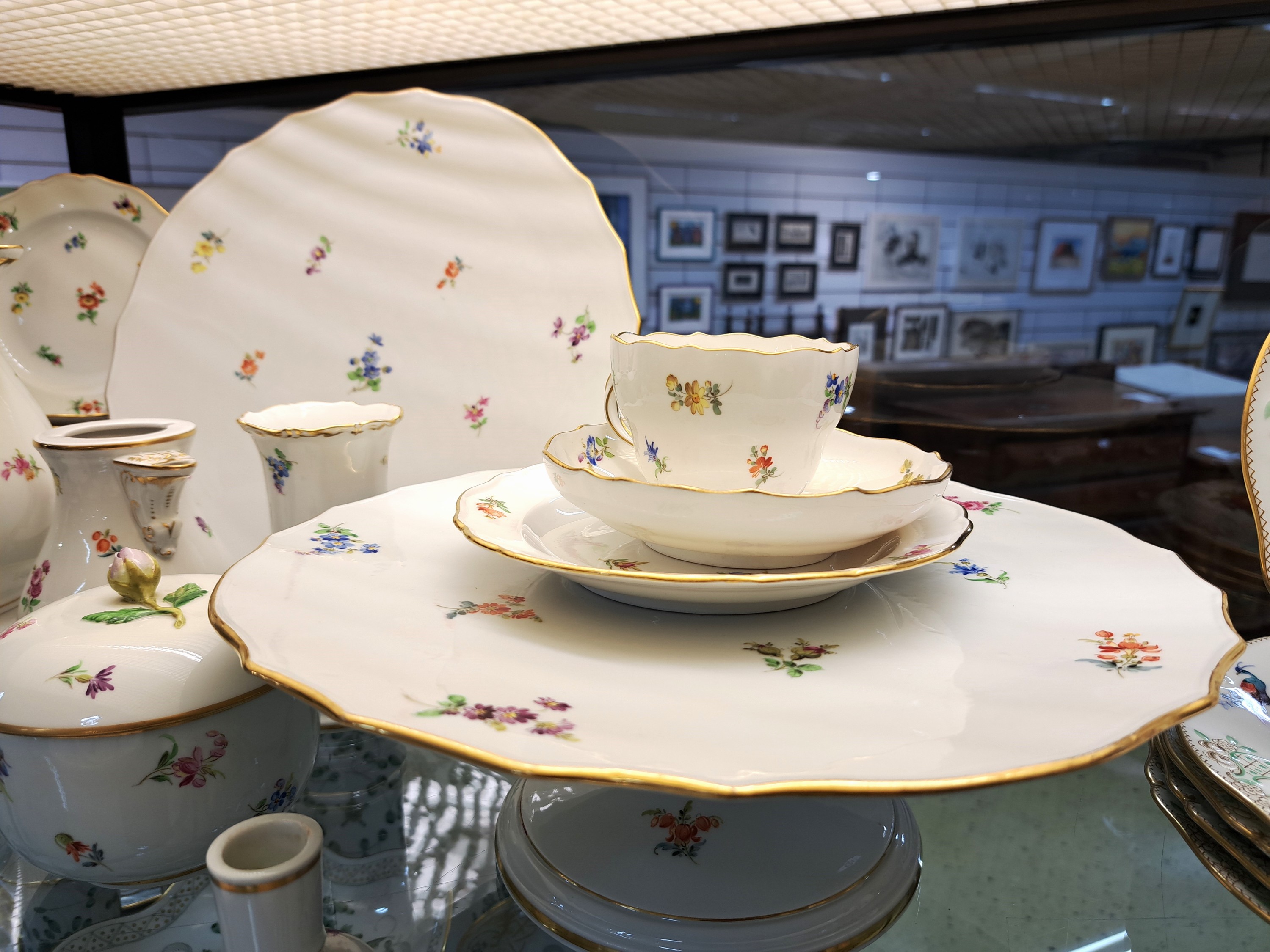 Detail c: Kaffeeservice, Meissen, 1. und 2. Wahl, Dekor gestreute Blumen, Goldrand, Kaffeekanne, Mokkakännchen (ohne Deckel), Milchkännchen, Sahnegießer, ...