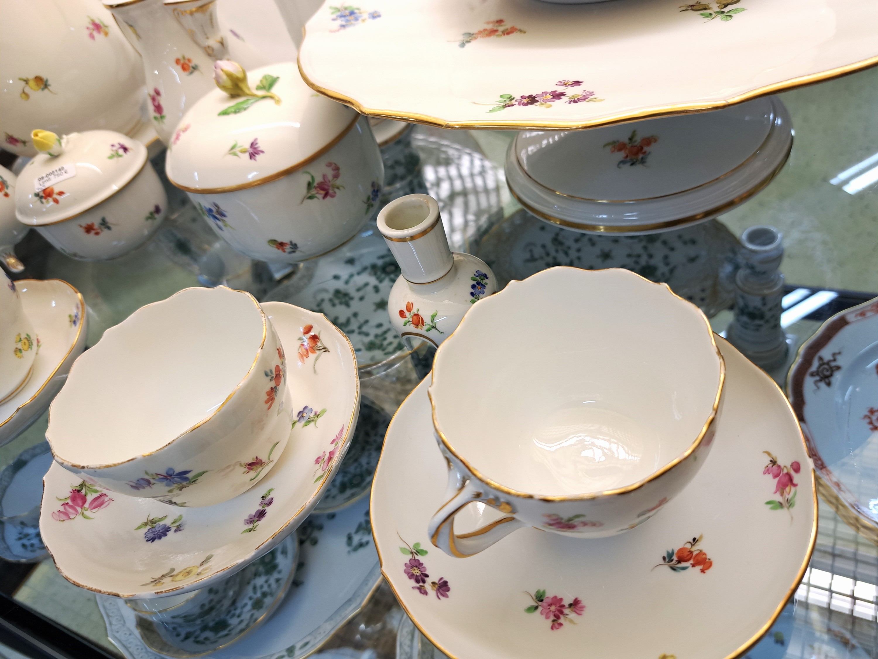 Detail d: Kaffeeservice, Meissen, 1. und 2. Wahl, Dekor gestreute Blumen, Goldrand, Kaffeekanne, Mokkakännchen (ohne Deckel), Milchkännchen, Sahnegießer, ...