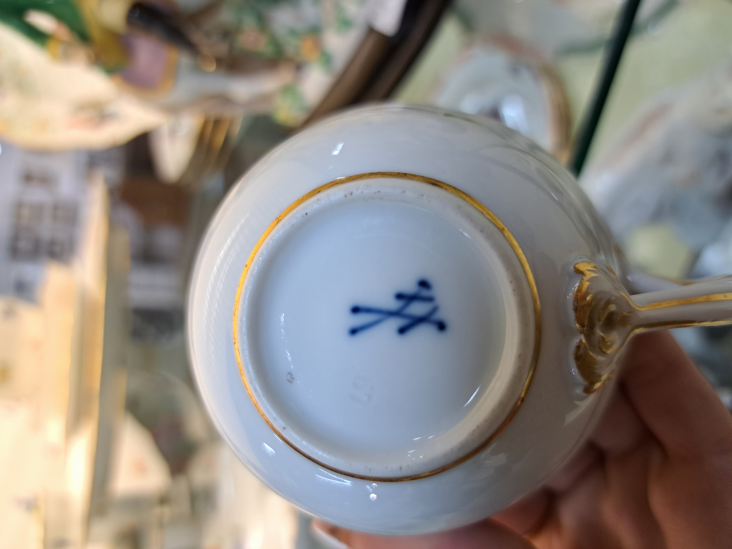 Detail e: Kaffeeservice, Meissen, 1. und 2. Wahl, Dekor gestreute Blumen, Goldrand, Kaffeekanne, Mokkakännchen (ohne Deckel), Milchkännchen, Sahnegießer, ...