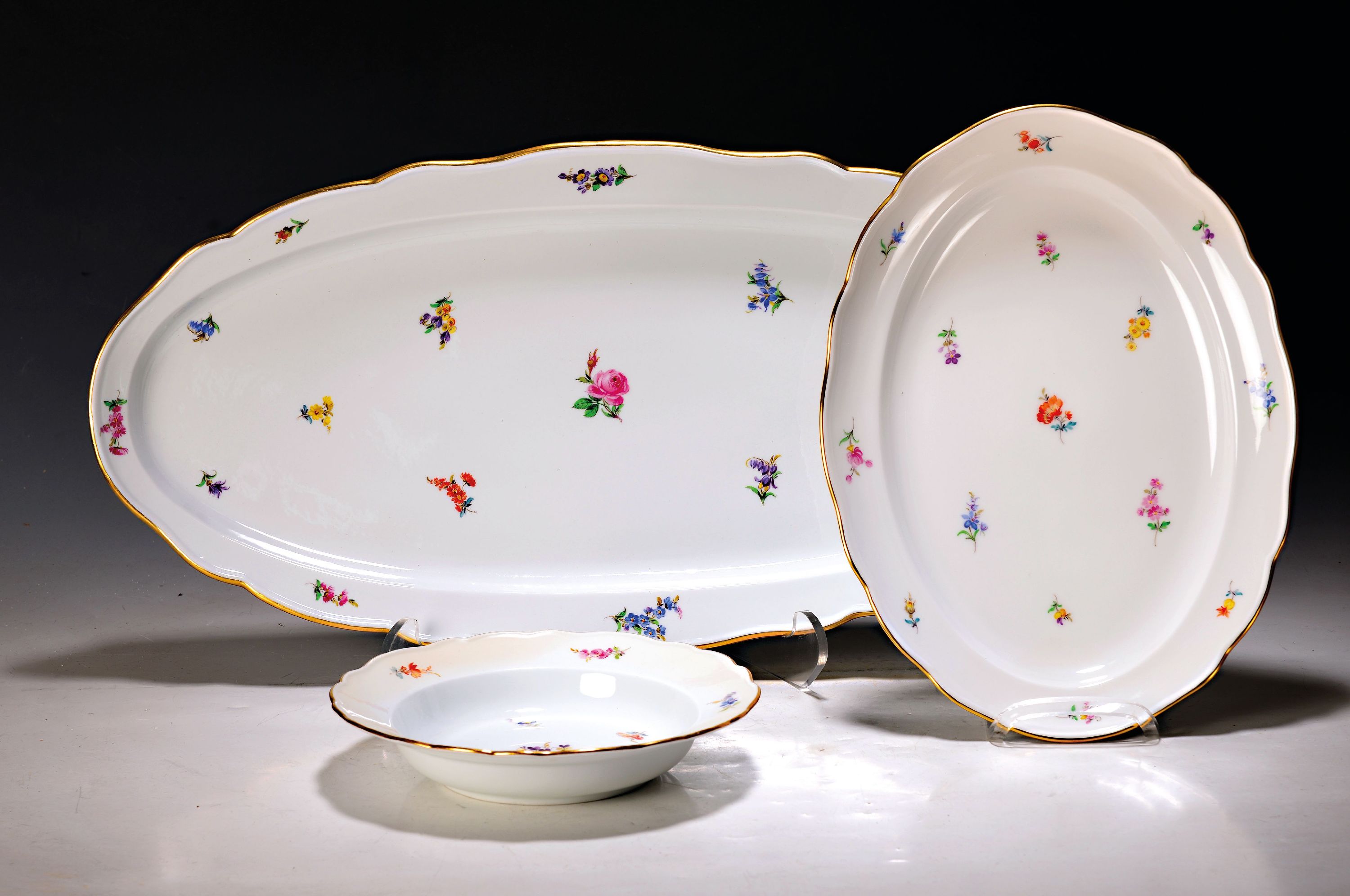 Detail a: Speiseservice, Meissen, meist Pfeifferzeit und später, 1. und 2. Wahl, Dekor gestreute Blumen, Goldränder, Hechtplatte L. ca. 61cm, gr. ovale ...