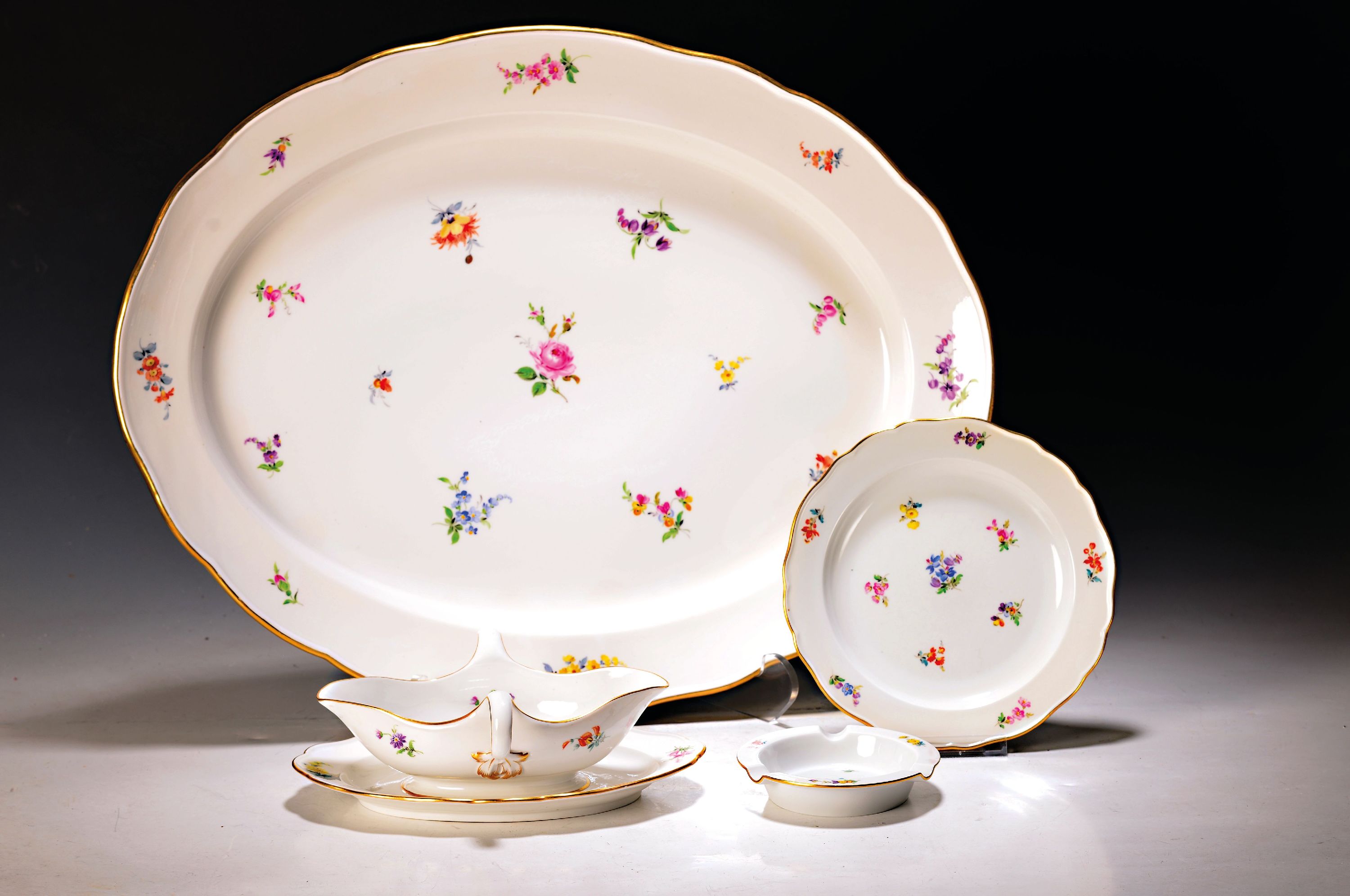 Detail b: Speiseservice, Meissen, meist Pfeifferzeit und später, 1. und 2. Wahl, Dekor gestreute Blumen, Goldränder, Hechtplatte L. ca. 61cm, gr. ovale ...