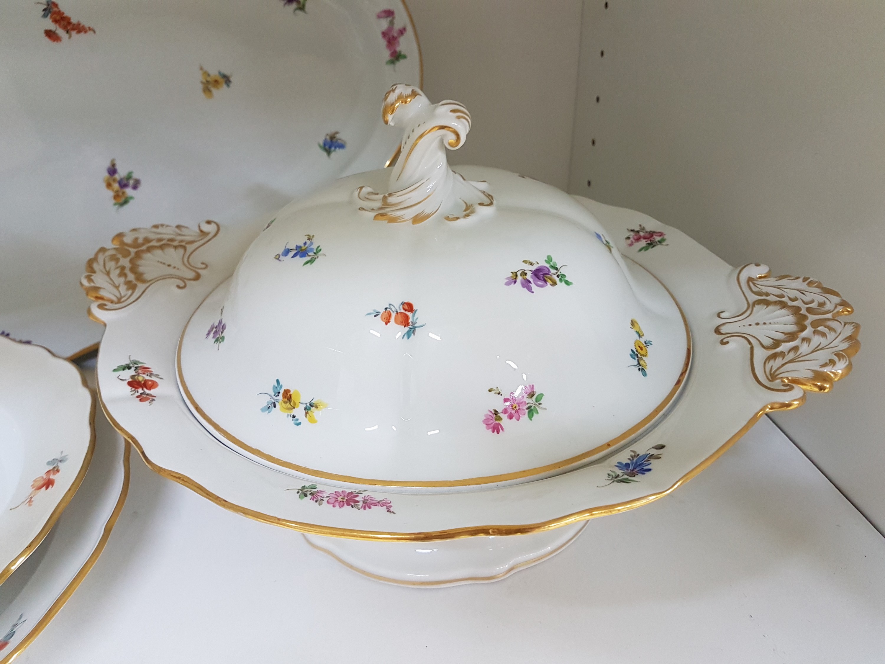 Detail c: Speiseservice, Meissen, meist Pfeifferzeit und später, 1. und 2. Wahl, Dekor gestreute Blumen, Goldränder, Hechtplatte L. ca. 61cm, gr. ovale ...