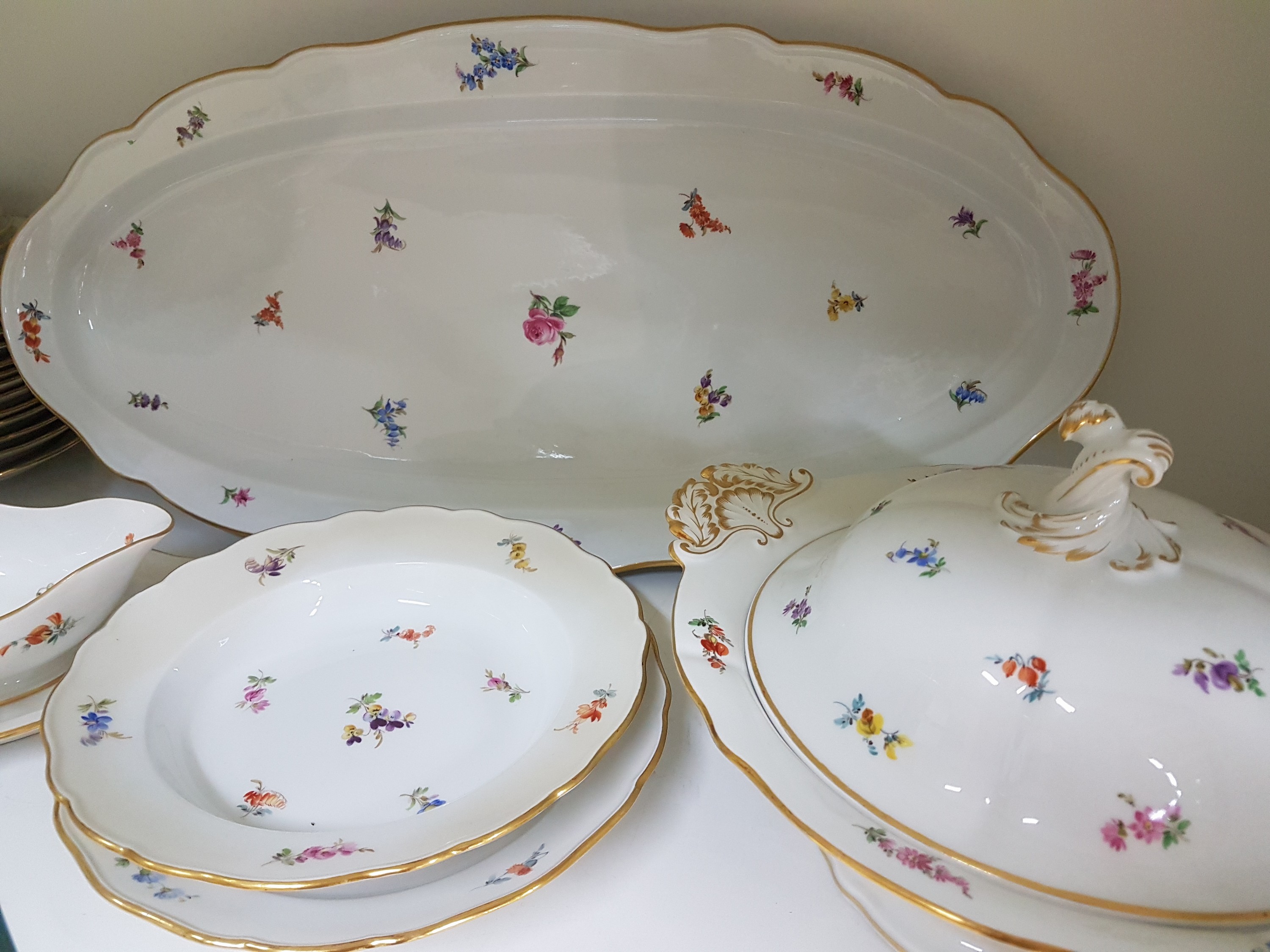 Detail d: Speiseservice, Meissen, meist Pfeifferzeit und später, 1. und 2. Wahl, Dekor gestreute Blumen, Goldränder, Hechtplatte L. ca. 61cm, gr. ovale ...