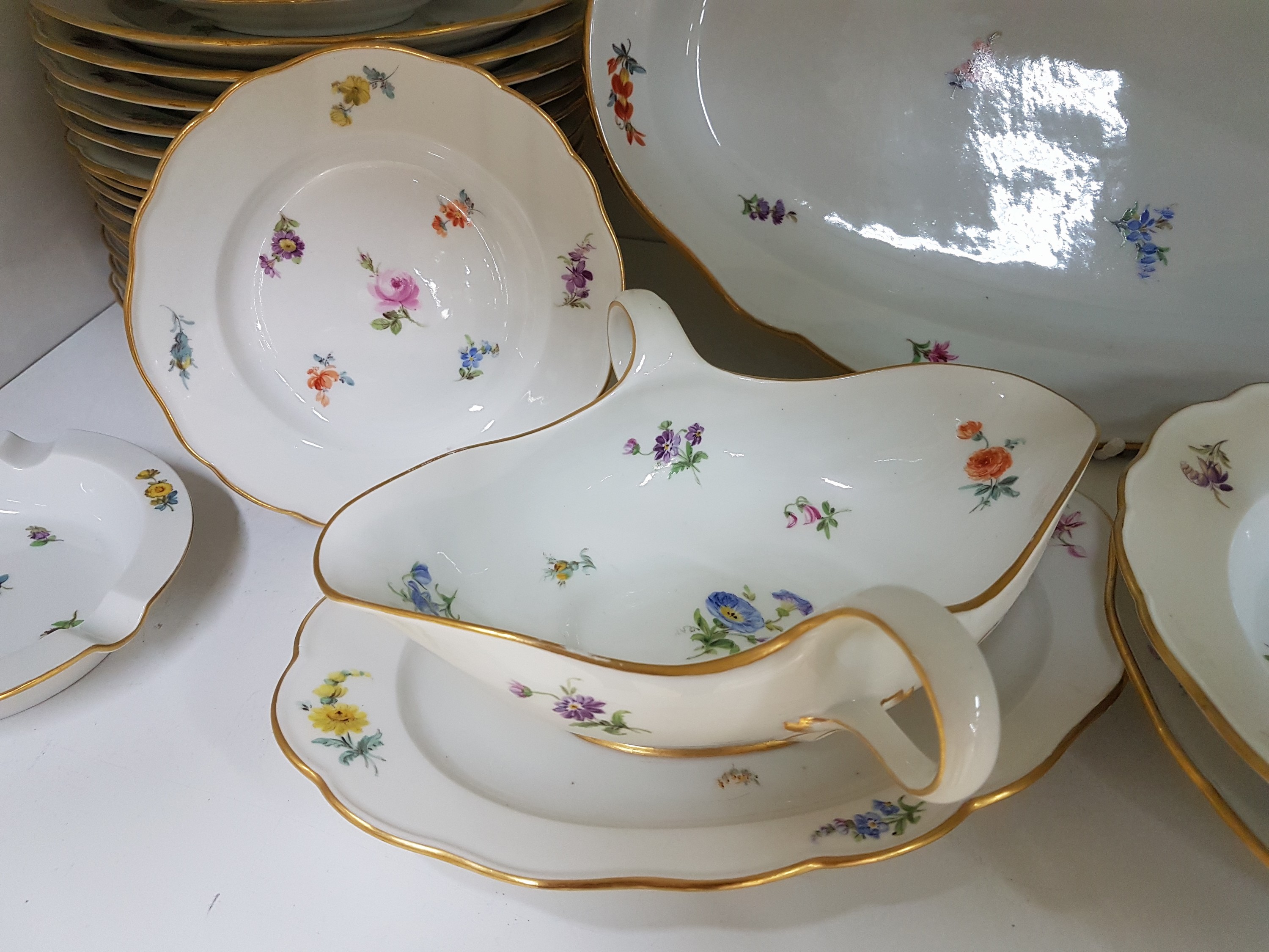 Detail e: Speiseservice, Meissen, meist Pfeifferzeit und später, 1. und 2. Wahl, Dekor gestreute Blumen, Goldränder, Hechtplatte L. ca. 61cm, gr. ovale ...