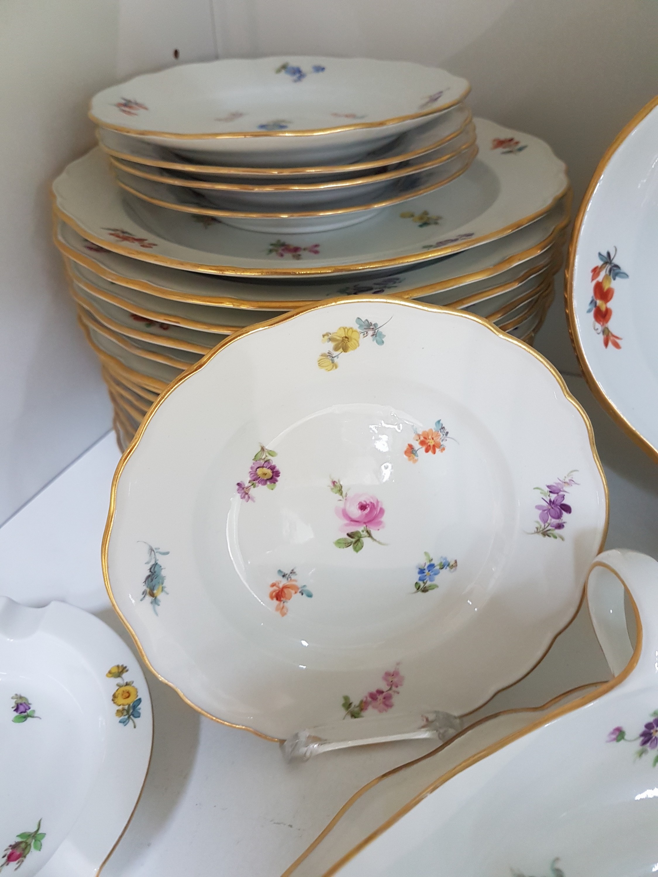 Detail f: Speiseservice, Meissen, meist Pfeifferzeit und später, 1. und 2. Wahl, Dekor gestreute Blumen, Goldränder, Hechtplatte L. ca. 61cm, gr. ovale ...